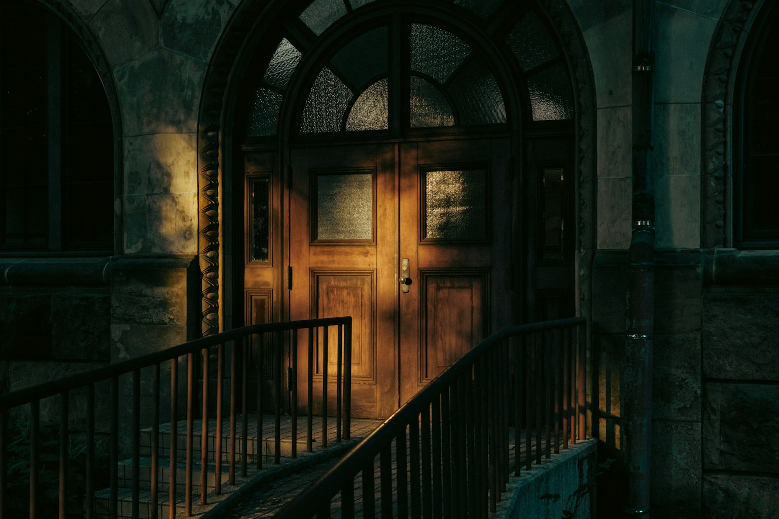 Imagen de una puerta de madera brillante en un edificio antiguo