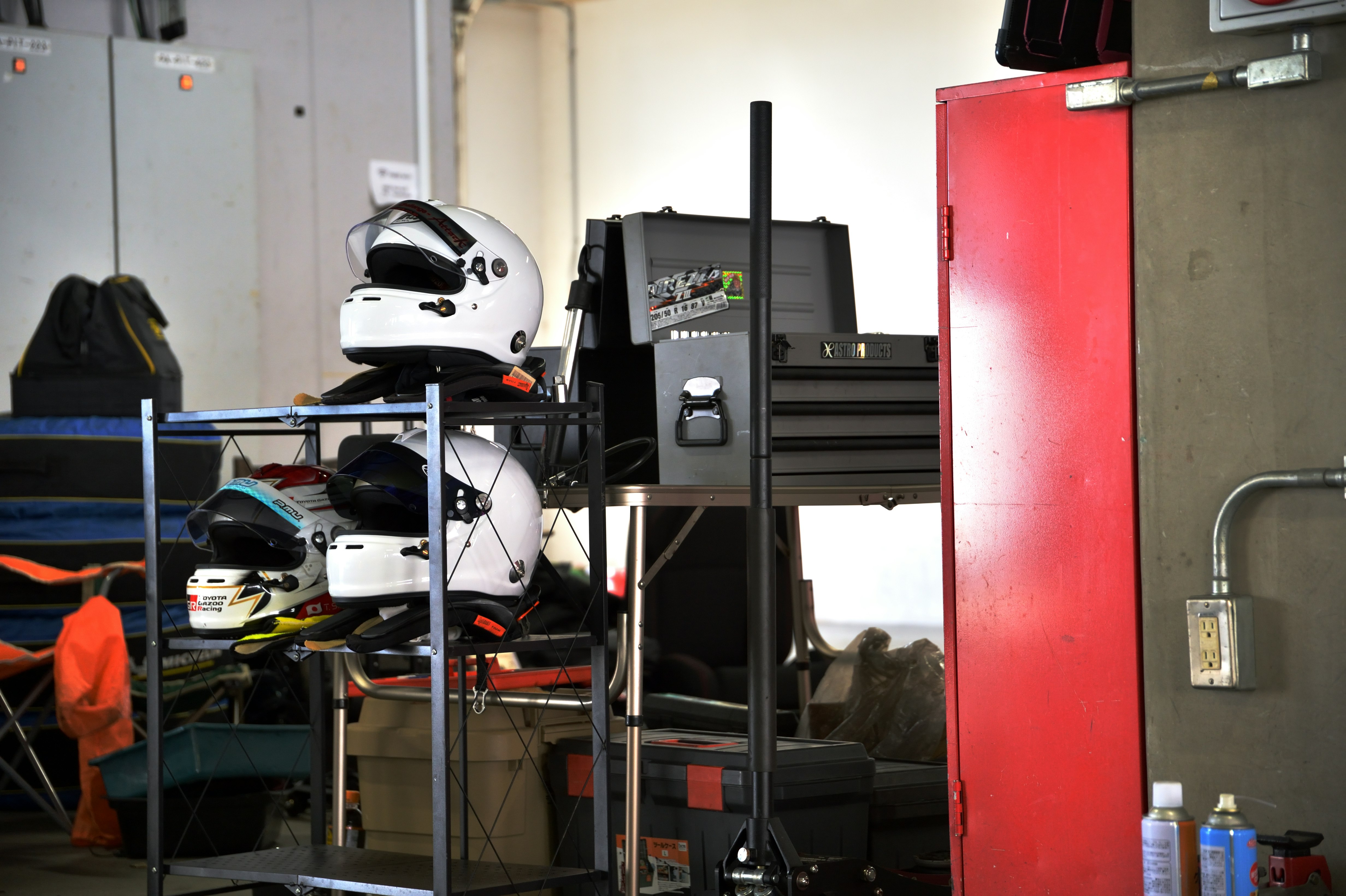 家族のヘルメットや道具が並ぶ室内の作業スペース