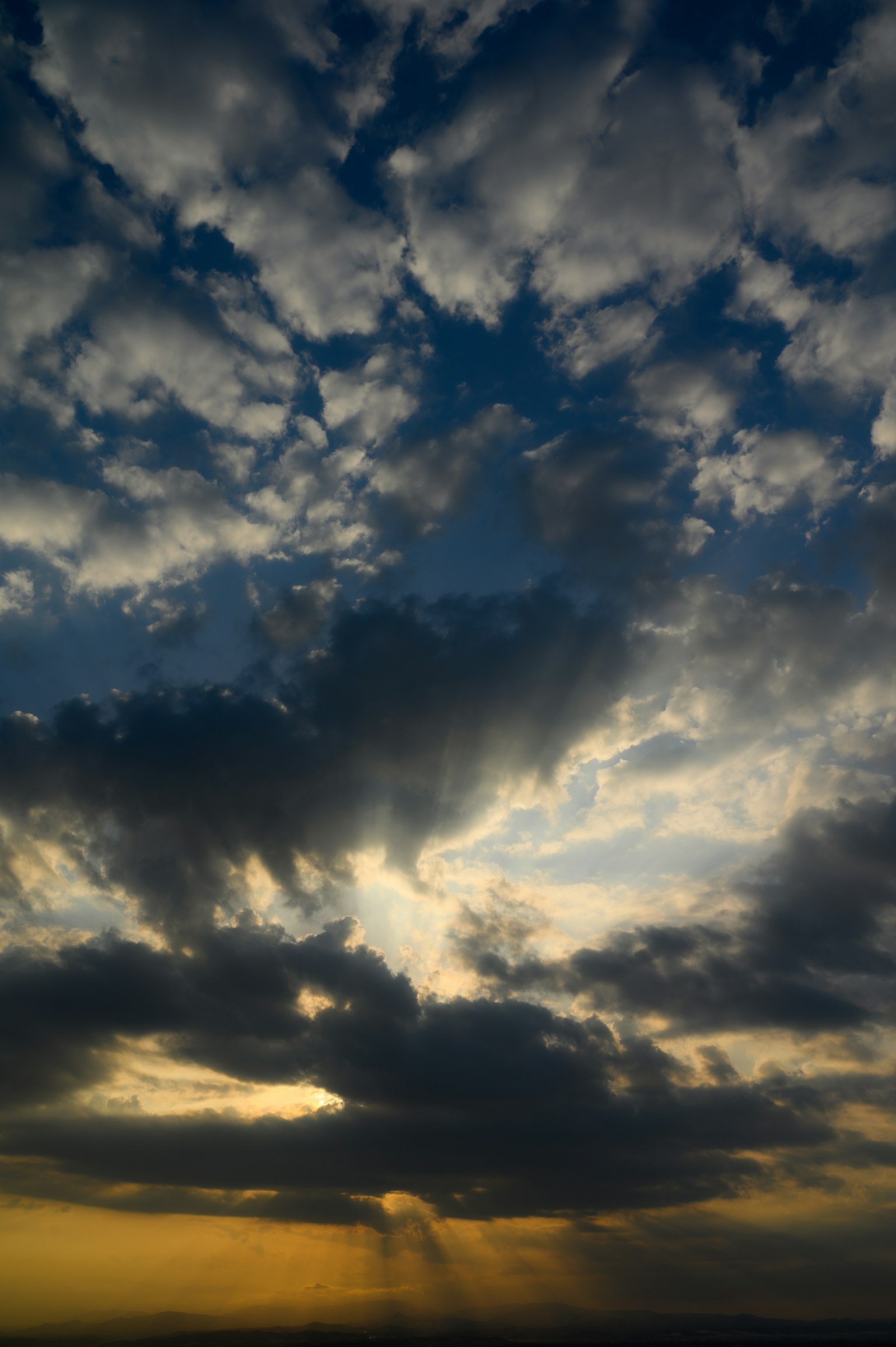 Cielo drammatico con nuvole e luce solare al tramonto