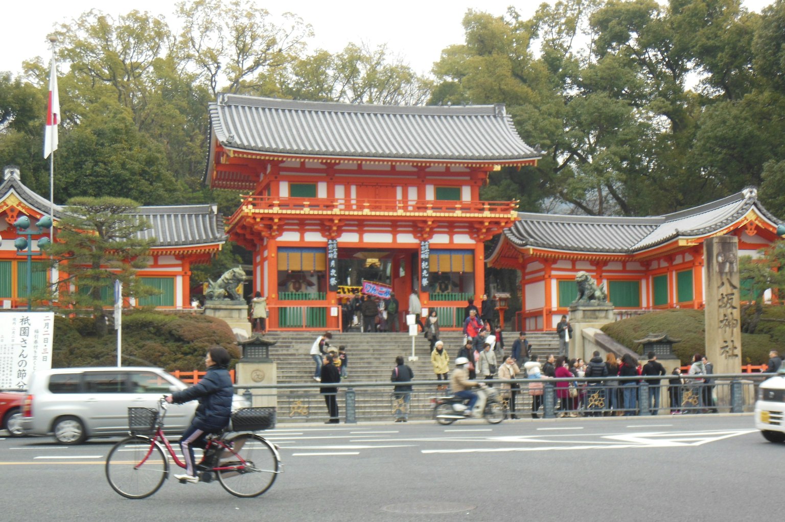 红色神社门与游客和周围树木