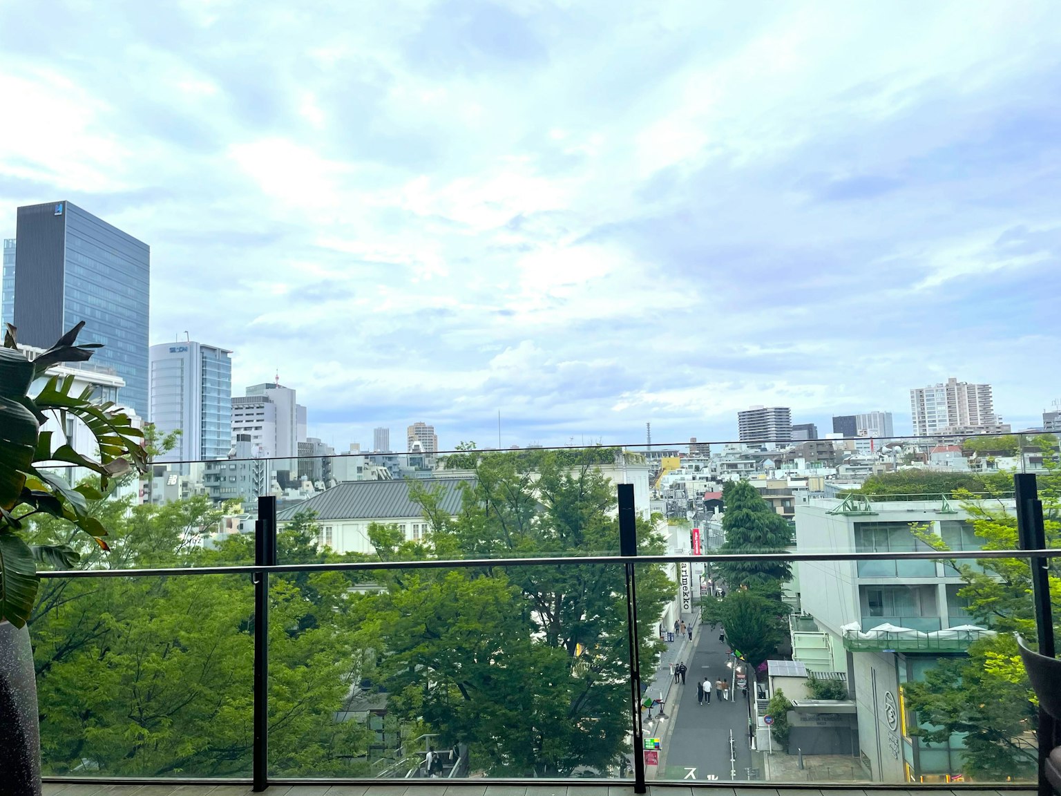 Vista panoramica dello skyline di Tokyo con vegetazione