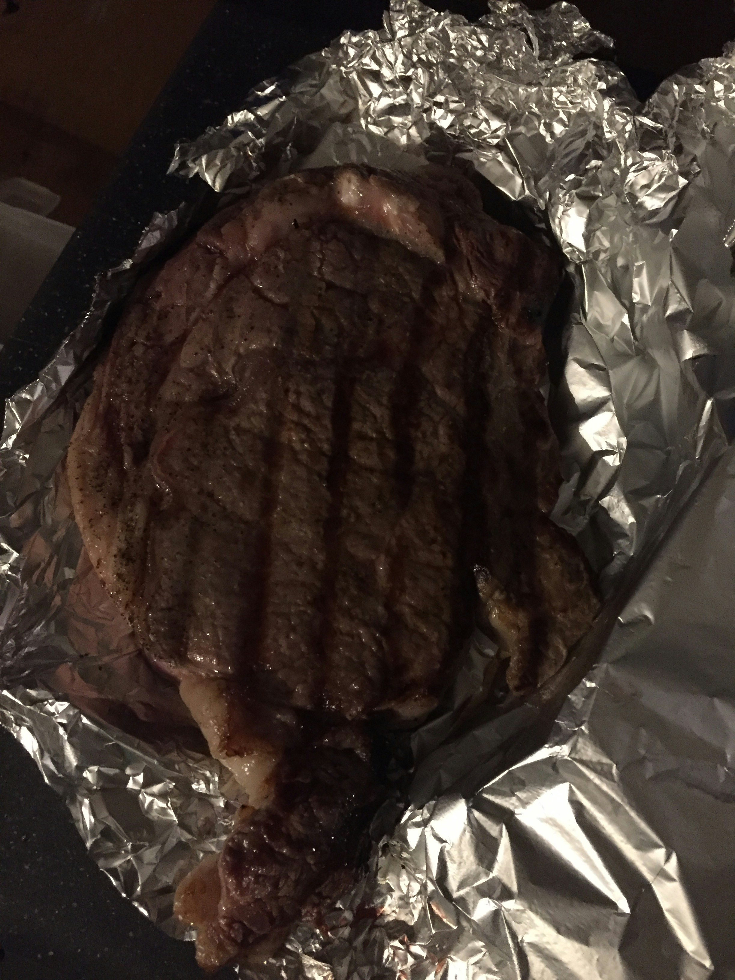 鋁箔包裹的烤肉塊