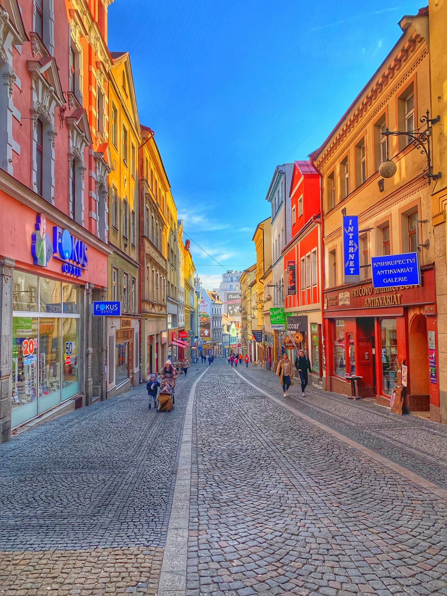 Rue pavée dans une rue aux façades colorées