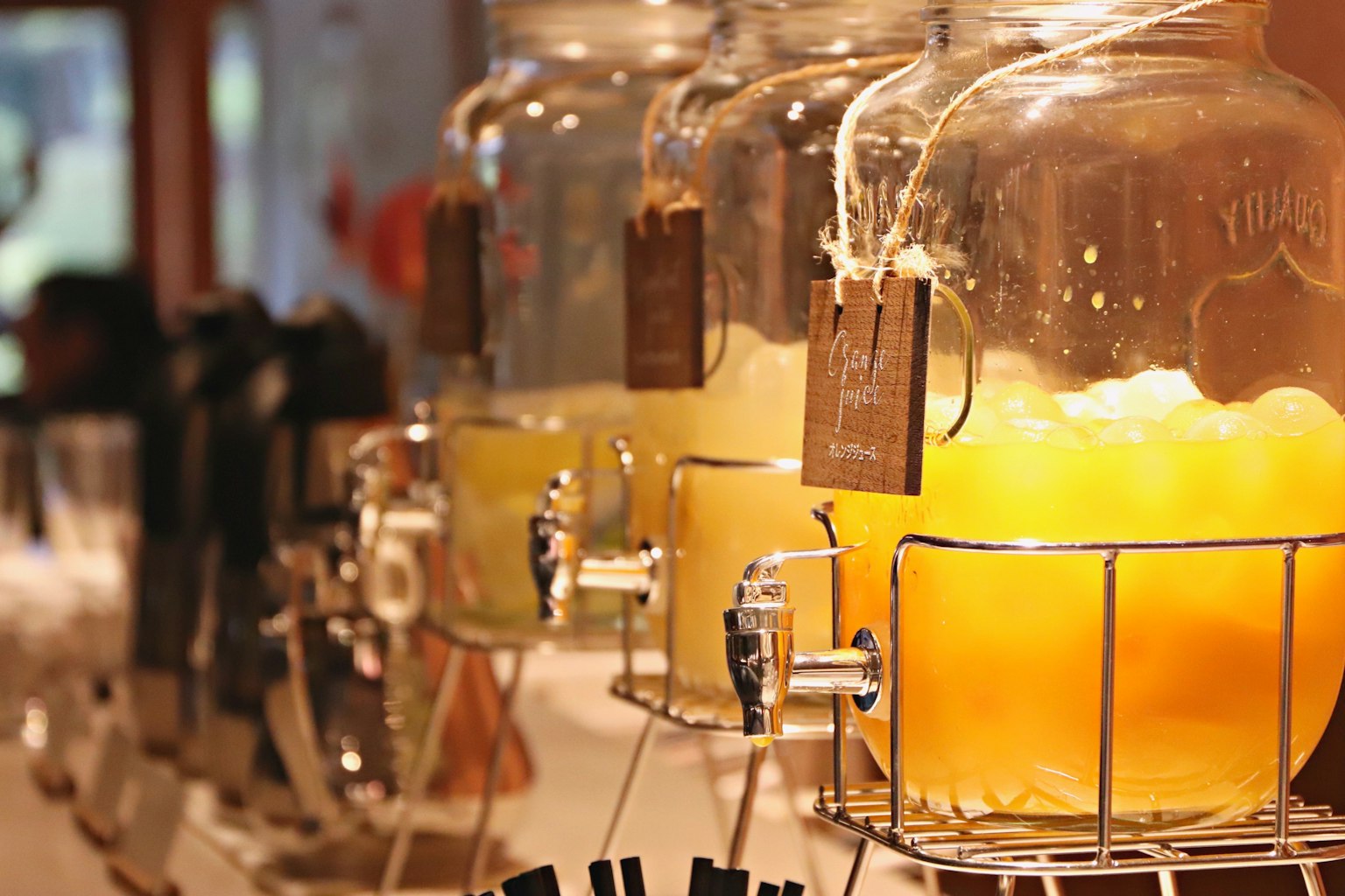 Photo de distributeurs de boissons alignés sur une table