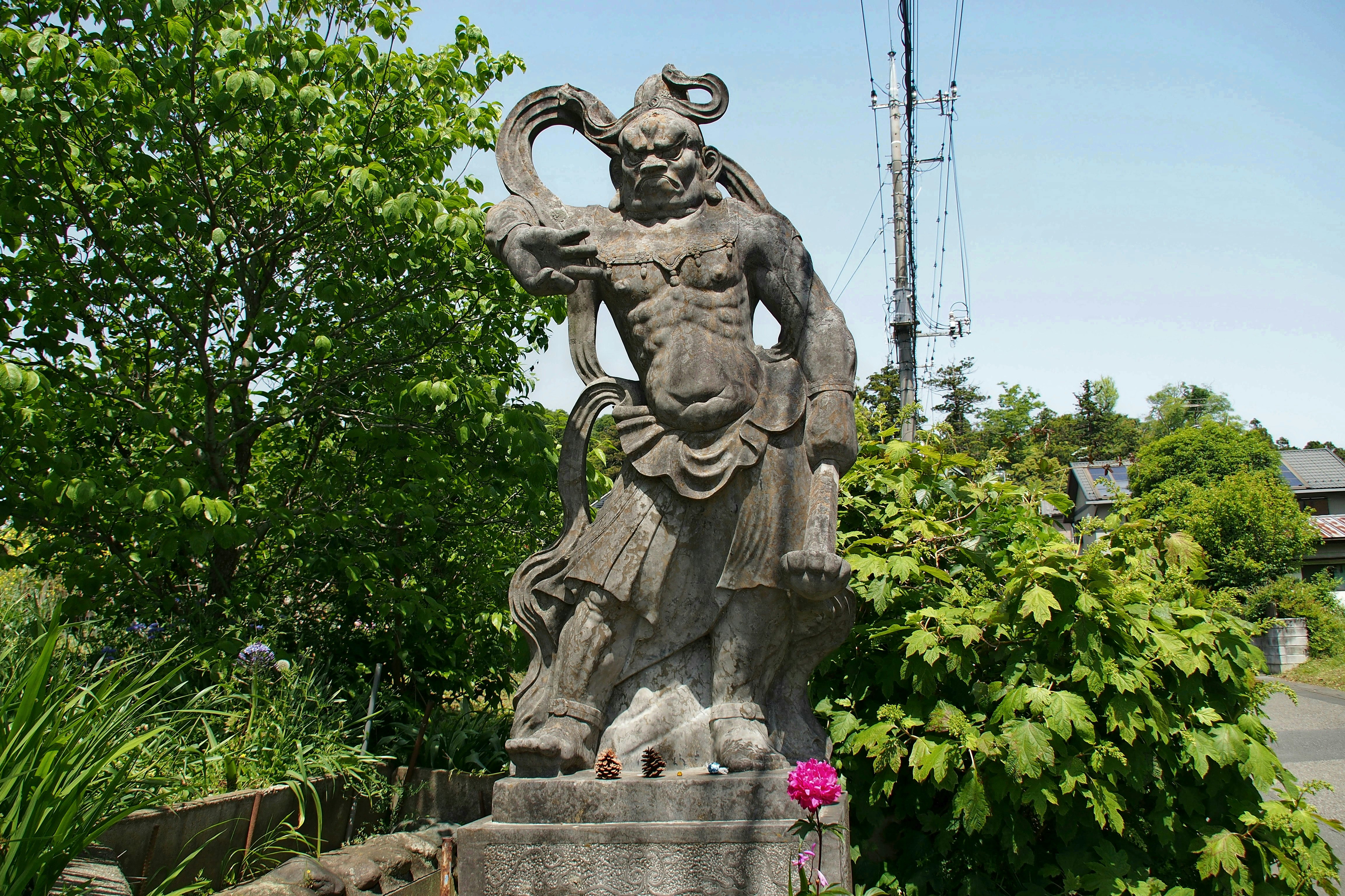 statue en pierre près d’une fontaine dans un jardin
