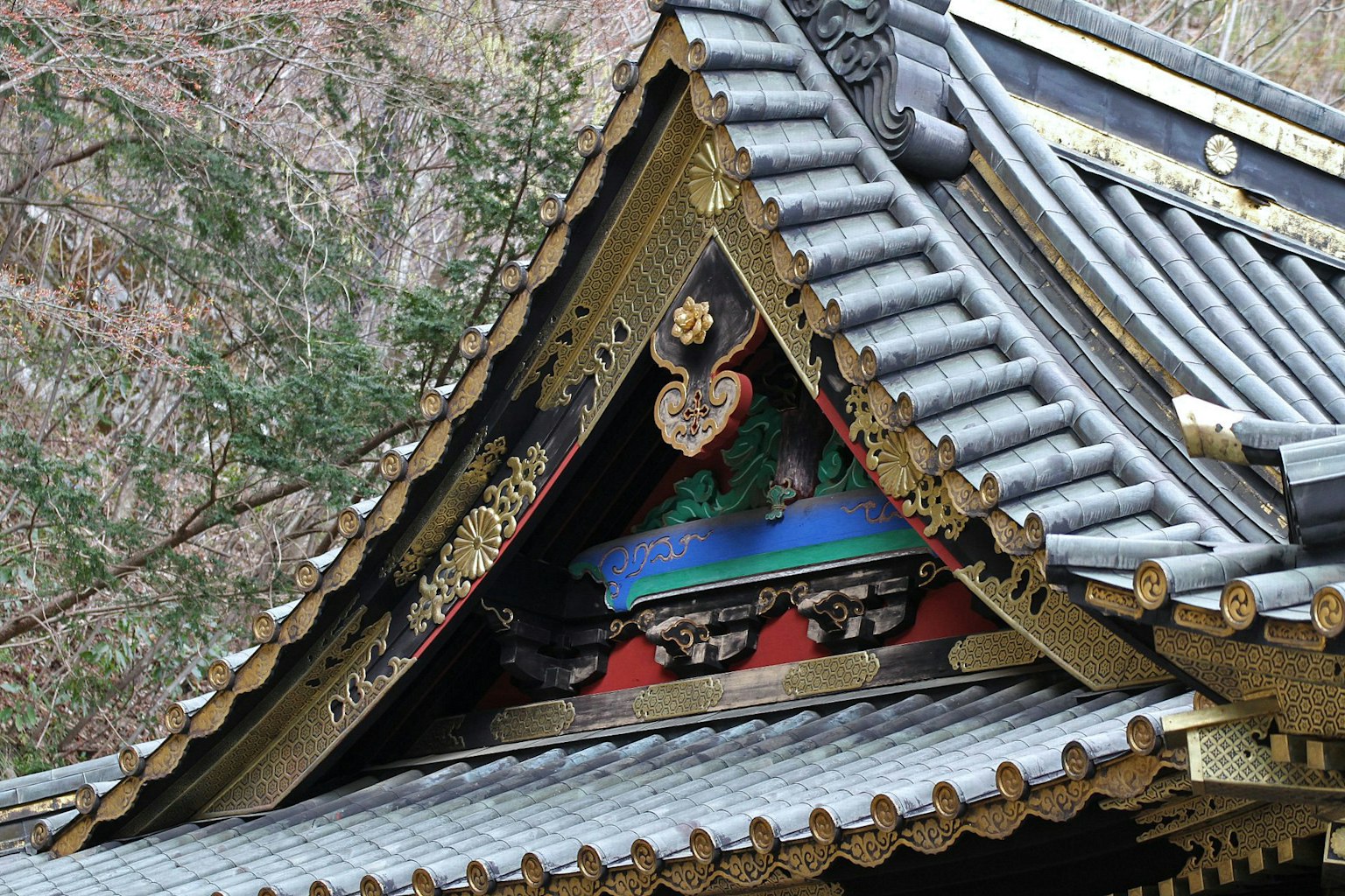 Vue détaillée d'un toit de temple japonais traditionnel avec des décorations vibrantes et un design unique