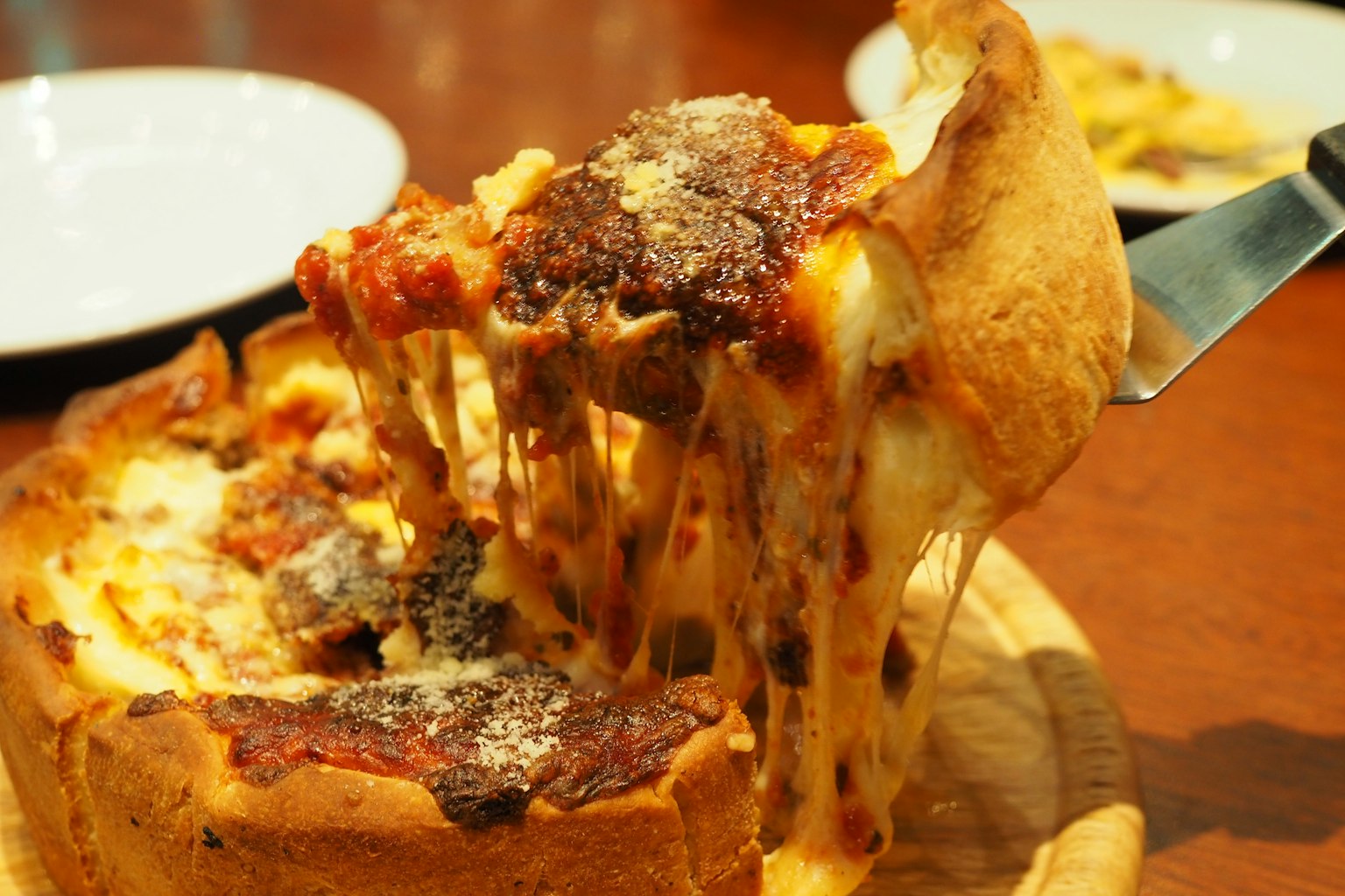 Pizza profonde avec fromage fondu et garnitures riches