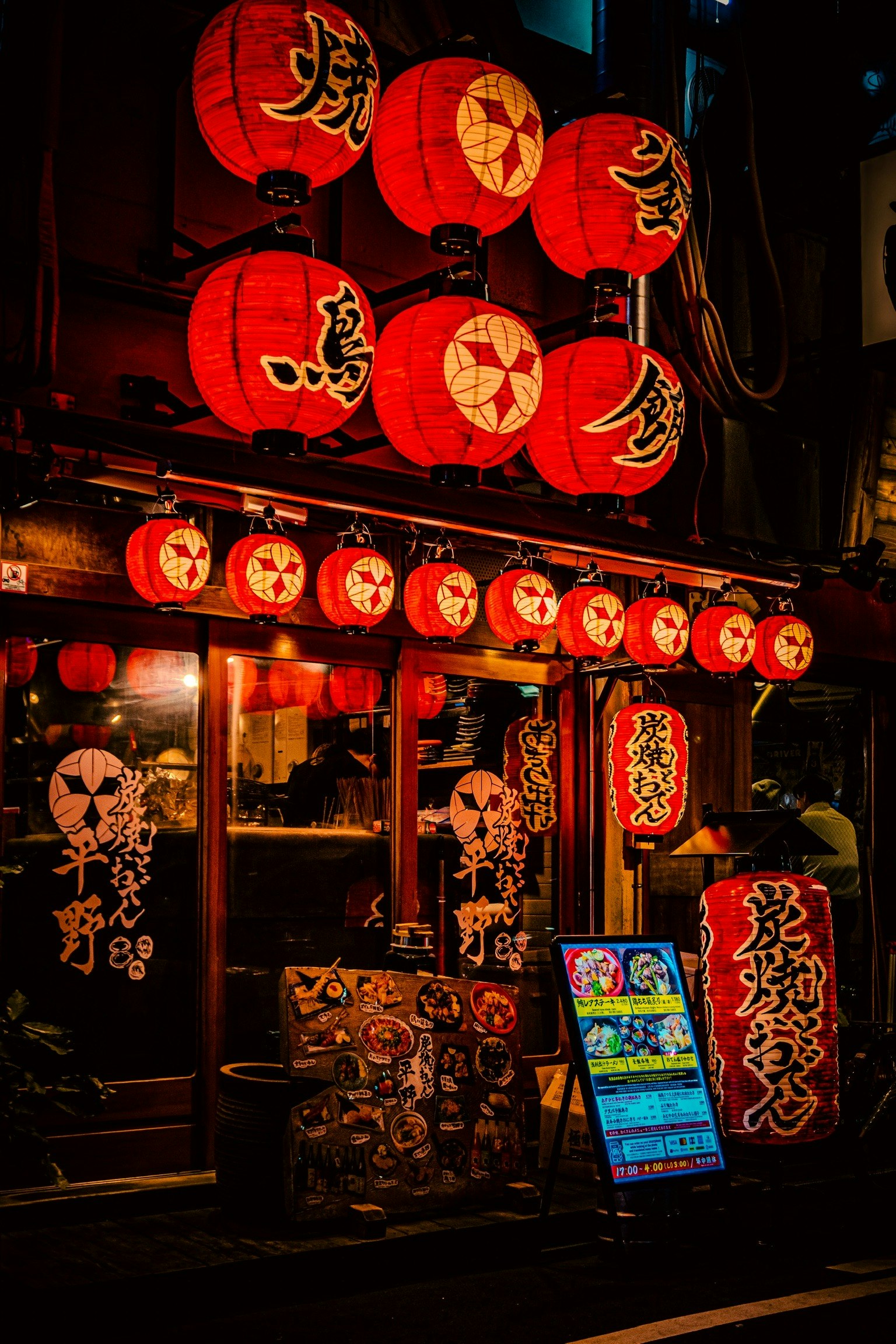 banco notturno a Namba con lanterne appese
