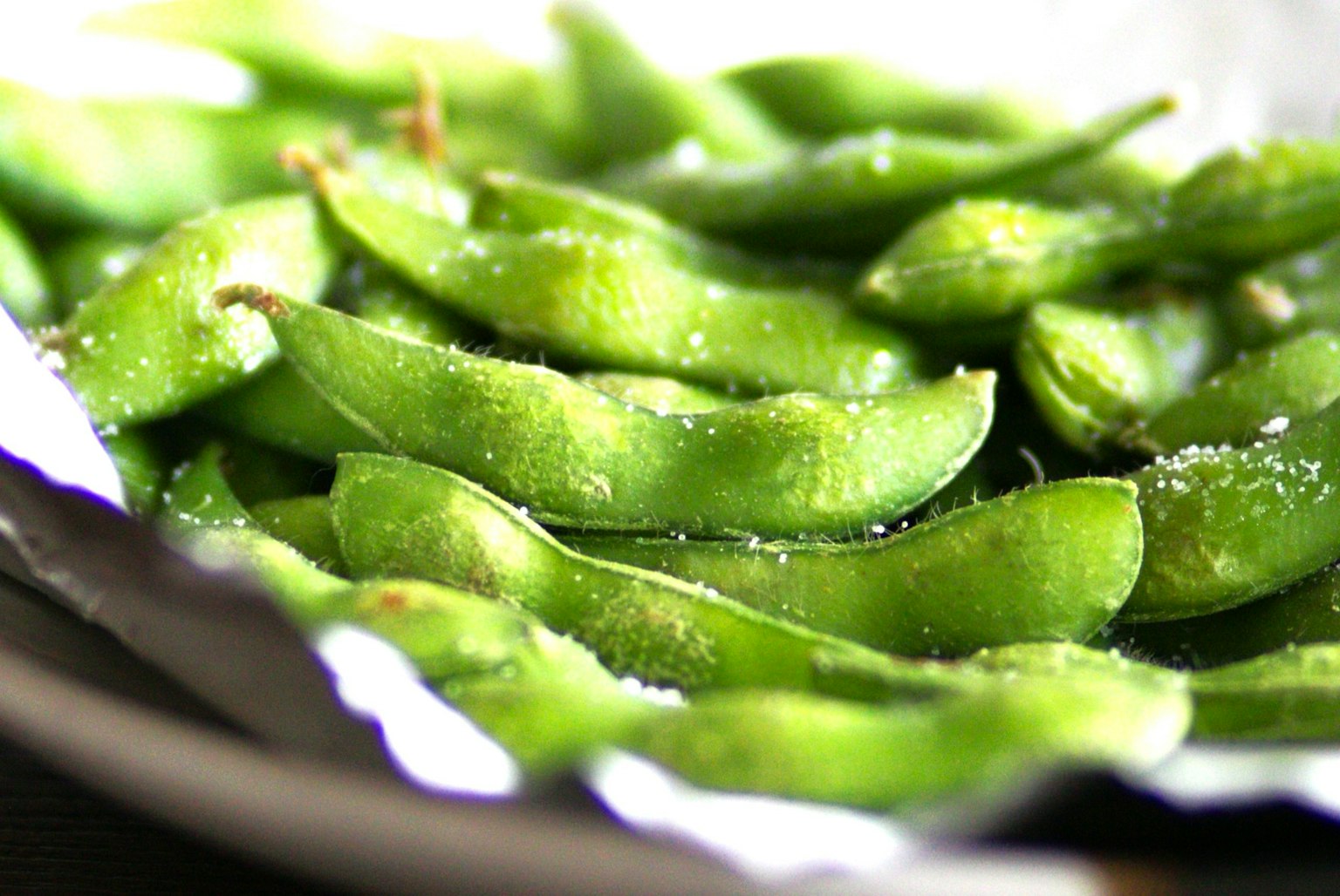 Kacang edamame segar disusun di atas piring