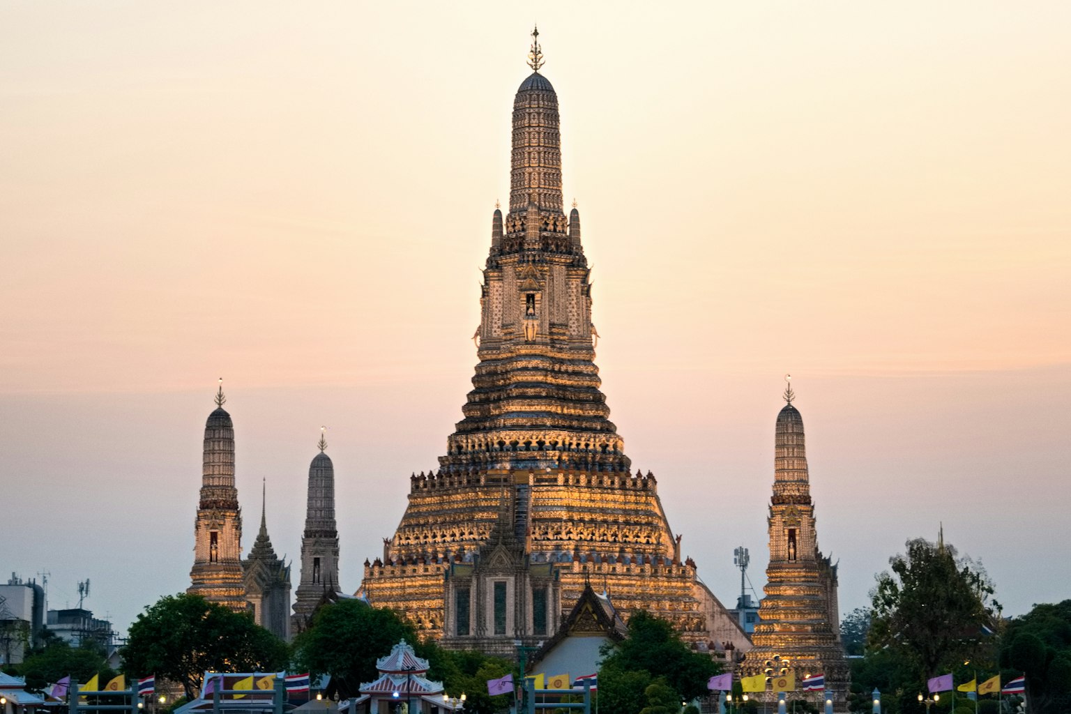 วัดอรุณที่งดงามในยามพระอาทิตย์ตกพร้อมยอดปรางค์ซับซ้อน