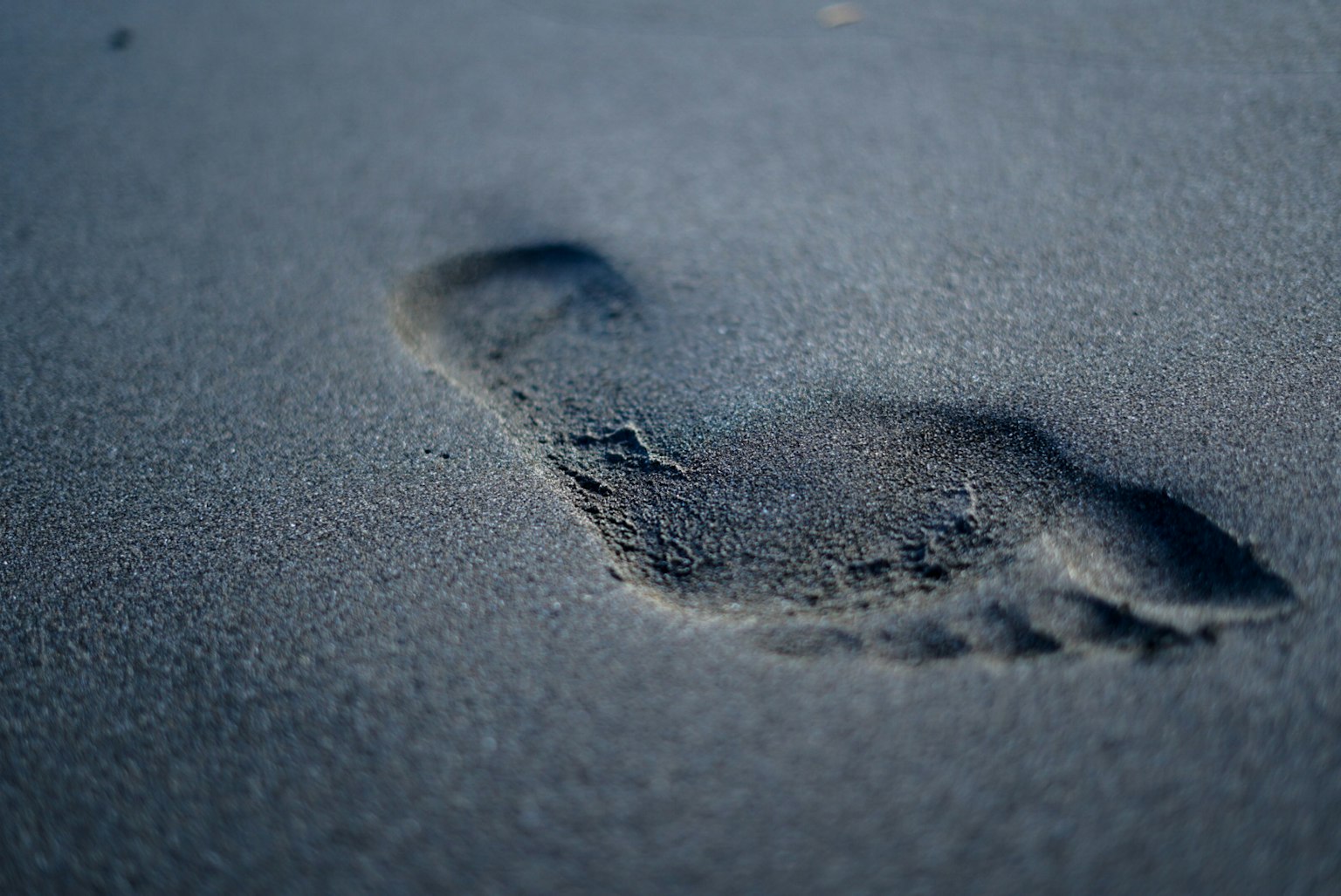 Gros plan d'une empreinte humaine sur le sable