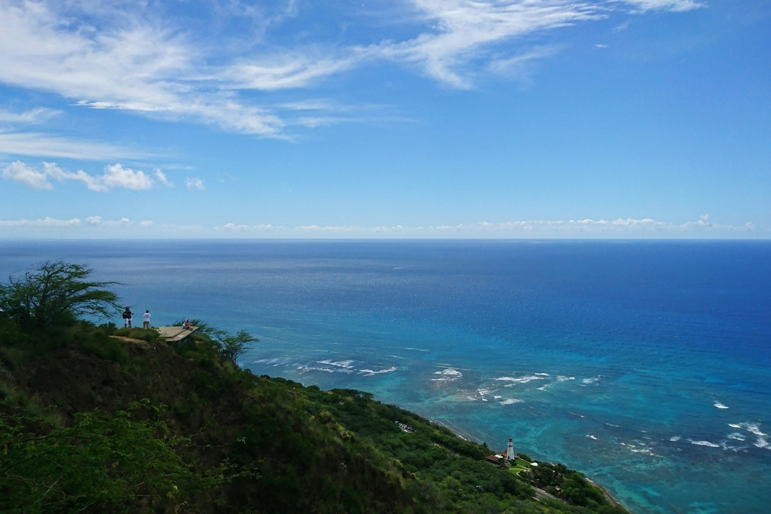Vue panoramique de l'océan bleu et du ciel depuis une colline verdoyante