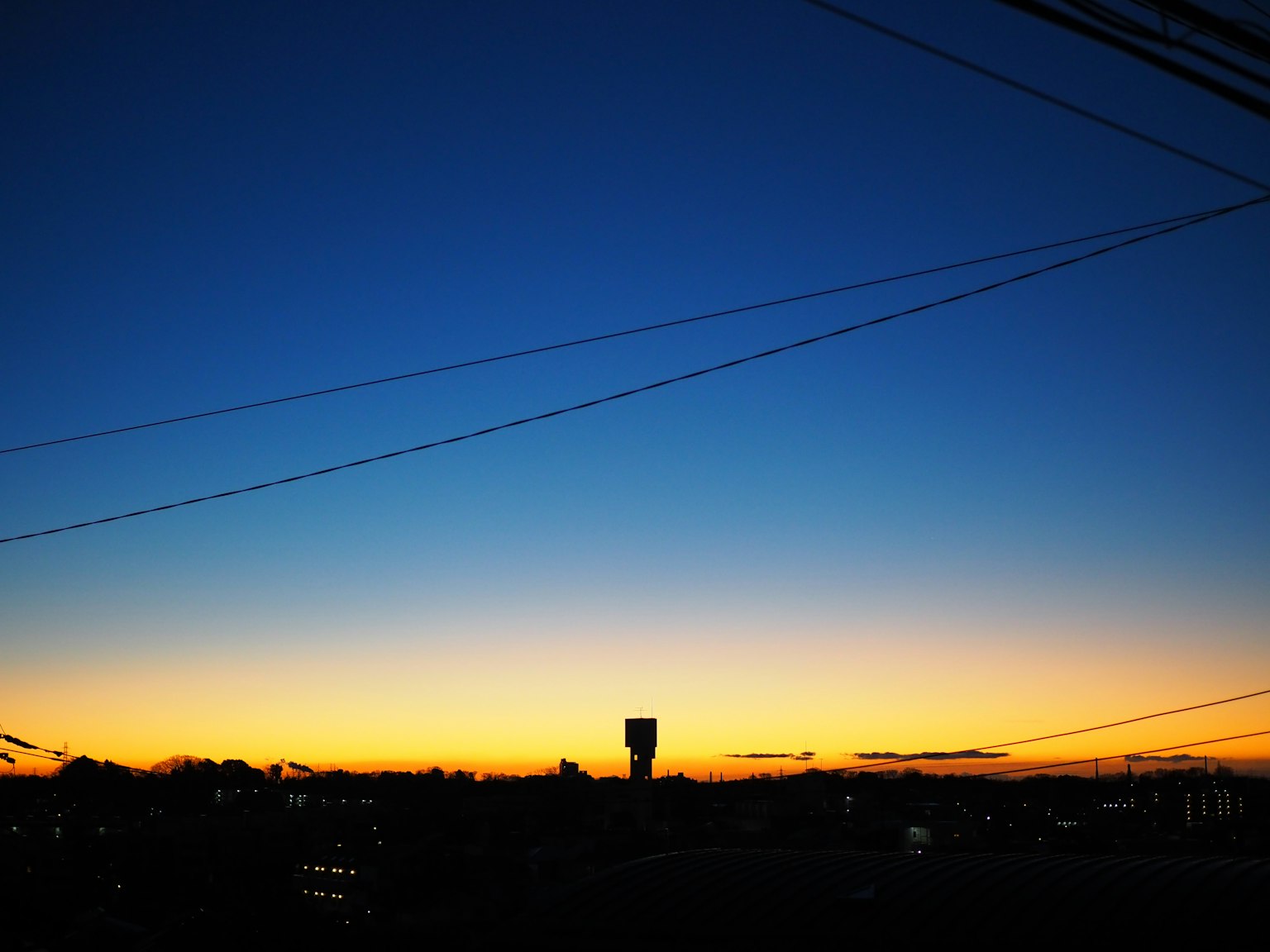 Bellissimo gradiente di blu e arancione al tramonto nel cielo