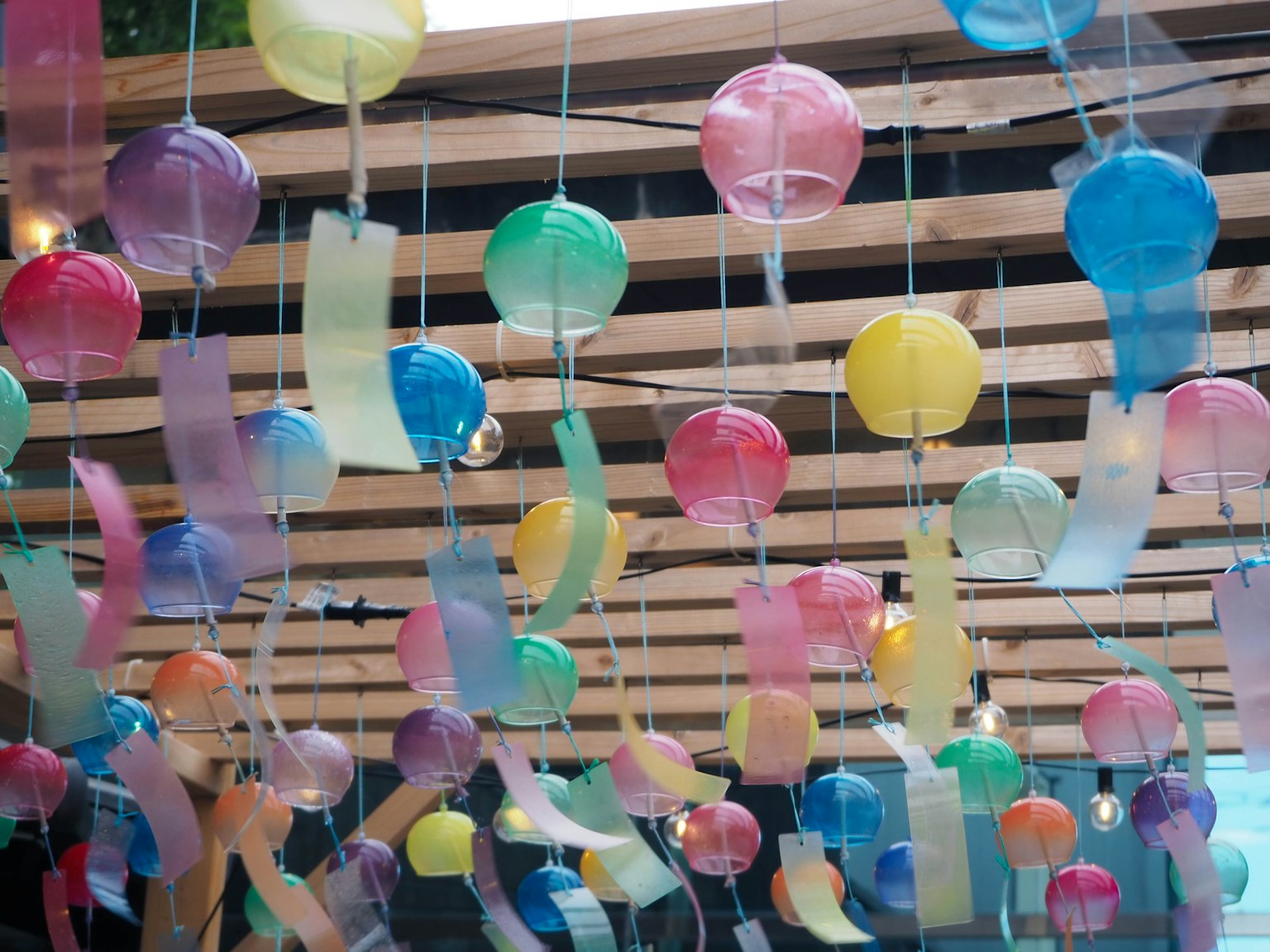 Linternas coloridas y cintas colgando en un espacio decorativo