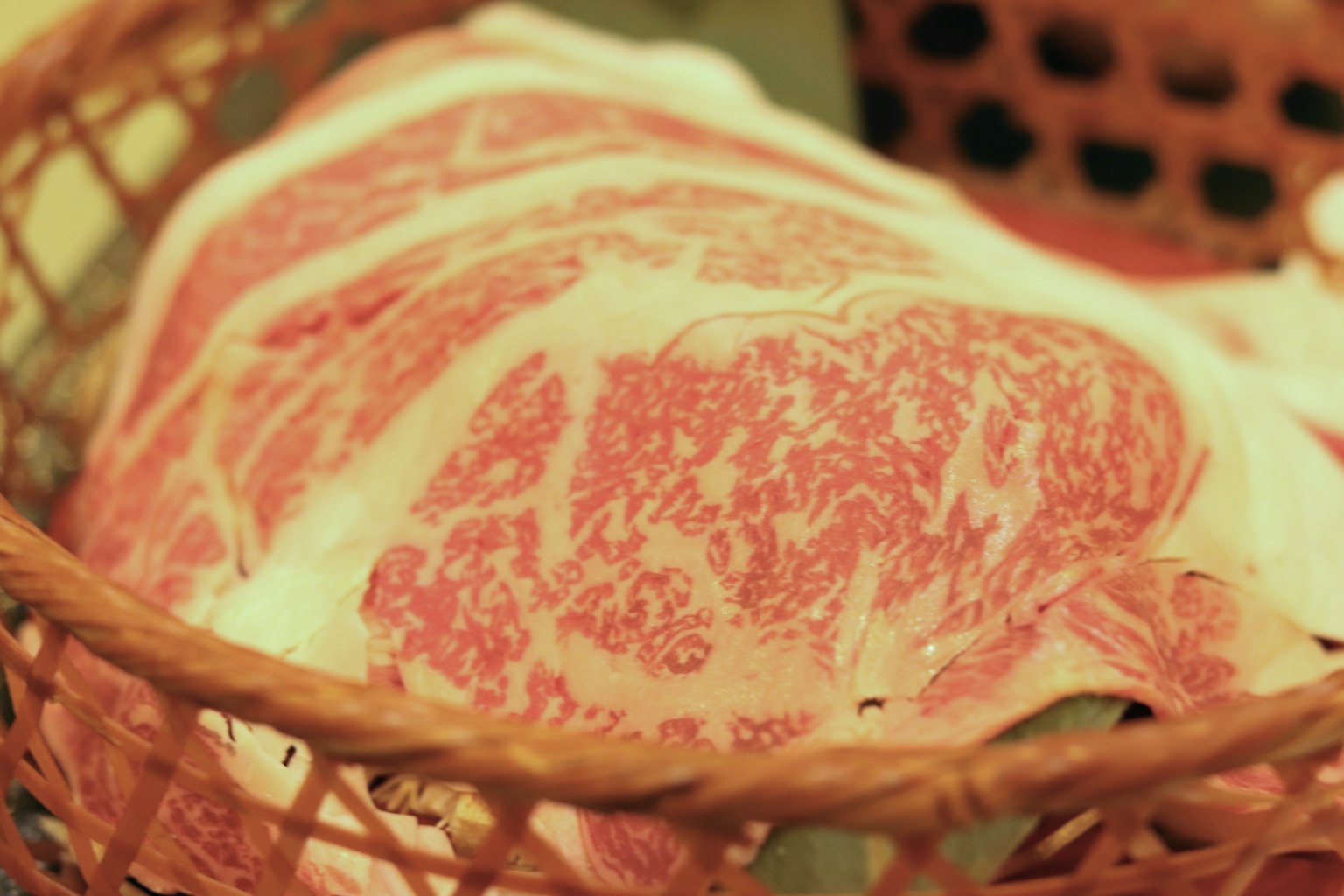 Hermosa carne de res Wagyu veteada en una cesta