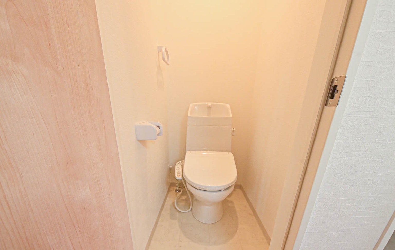 Kleines Badezimmer mit einer weißen Toilette und hellen Wänden