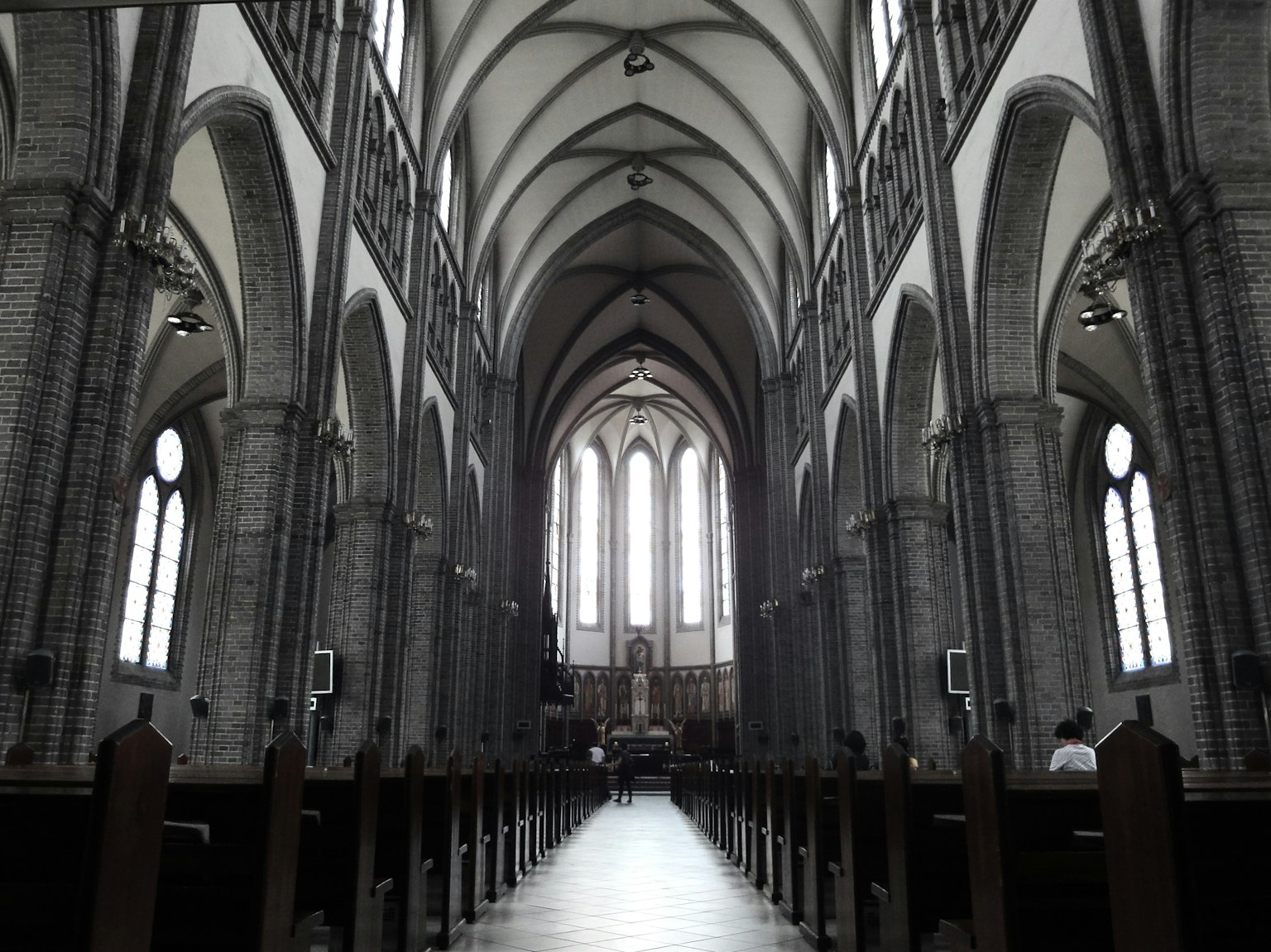 Imponente interior de una iglesia gótica Ventanas brillantes y arcos altos Diseño de techo distintivo