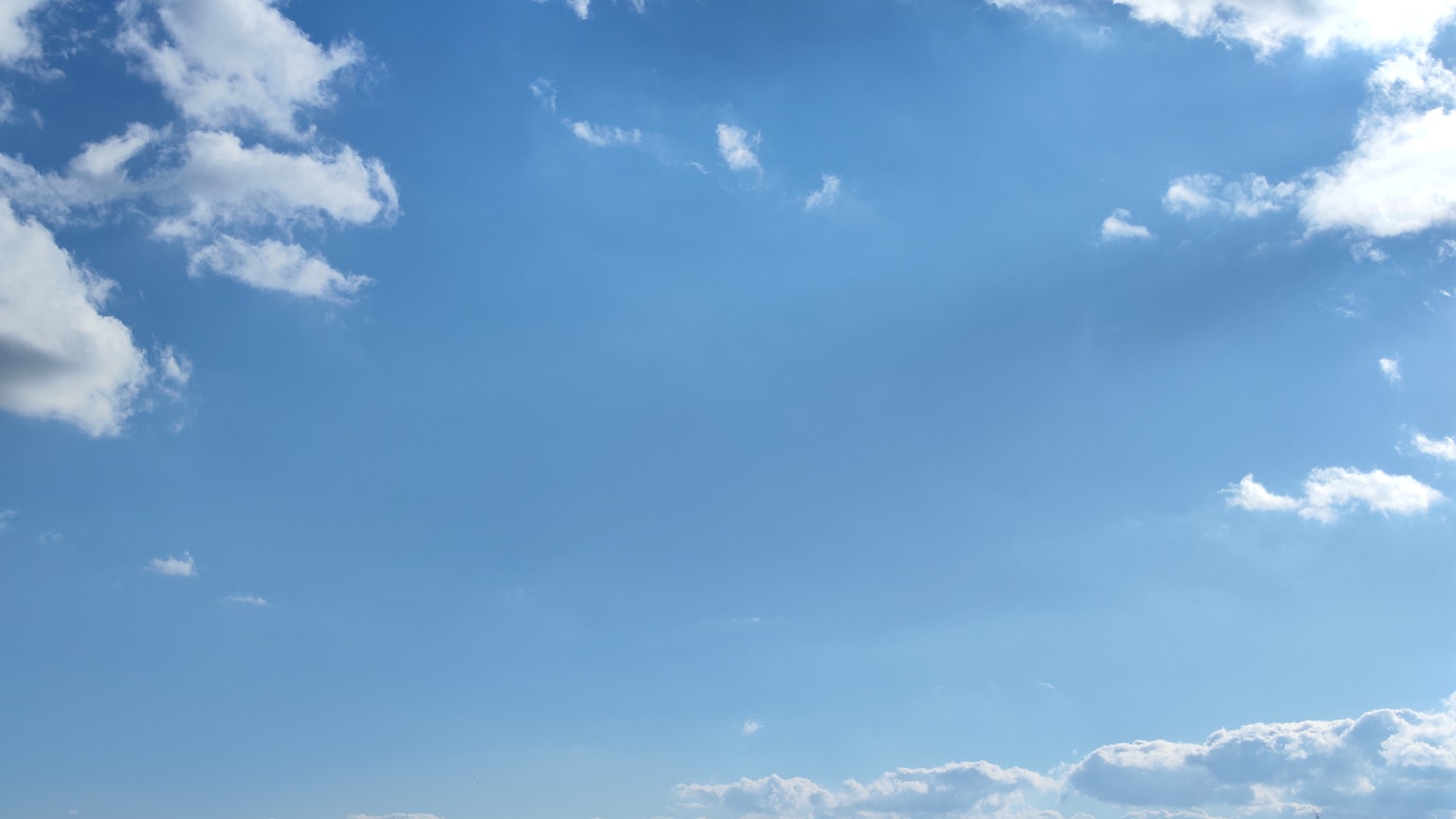 Cielo azul claro con nubes blancas