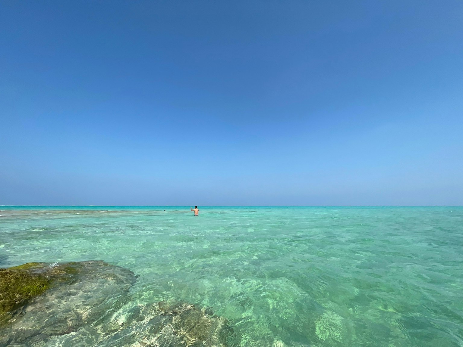 Bellissimo paesaggio costiero con acqua trasparente e cielo azzurro
