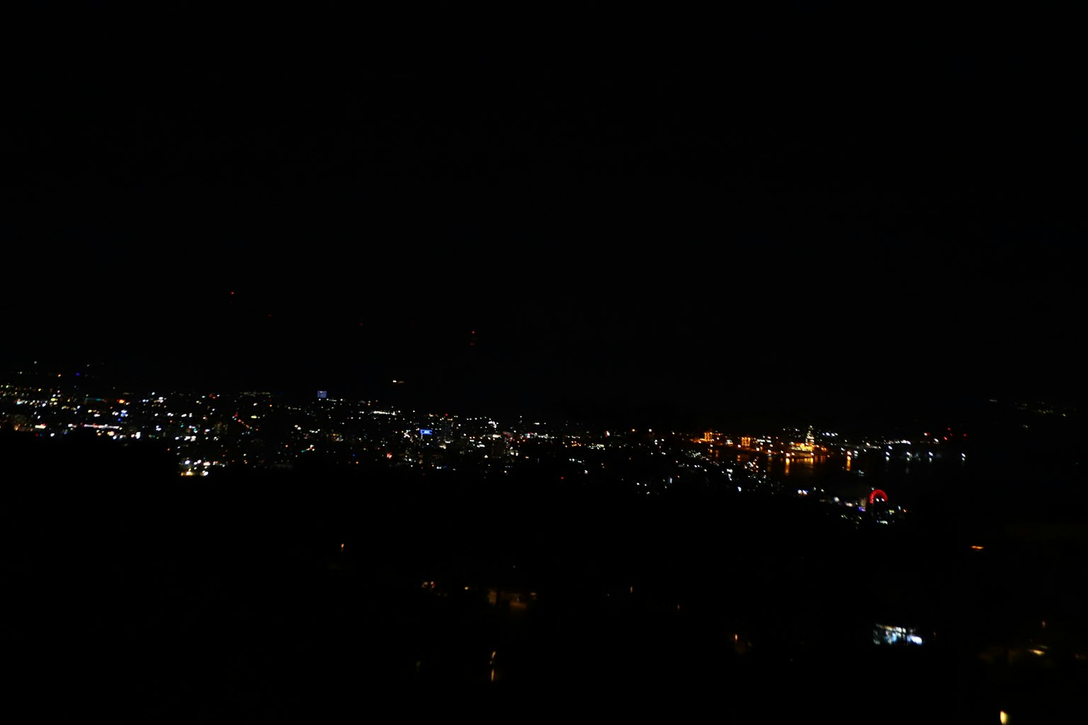 Vista notturna di un paesaggio urbano con luci scintillanti su uno sfondo scuro