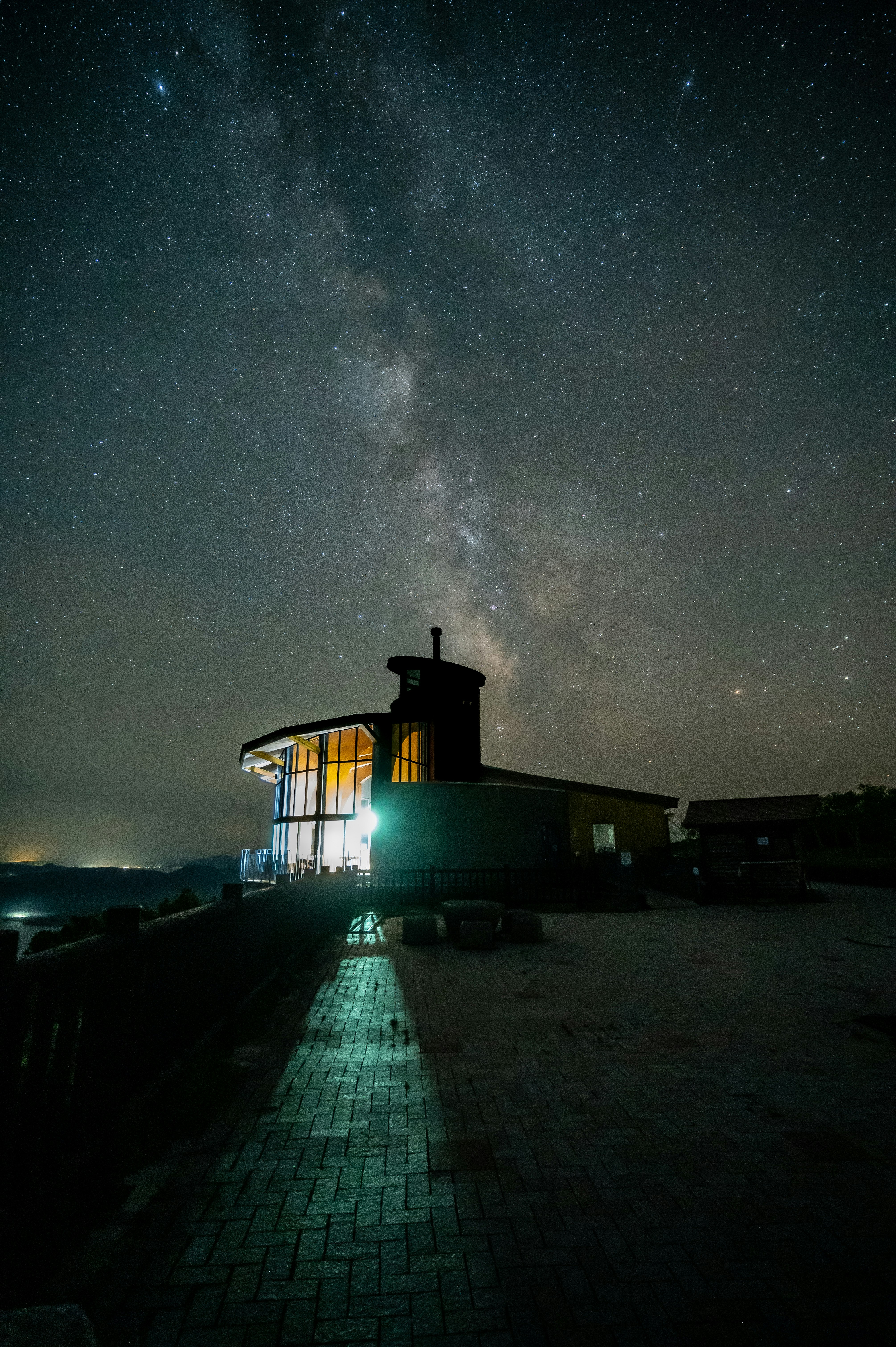 夜空银河与室外建筑剪影