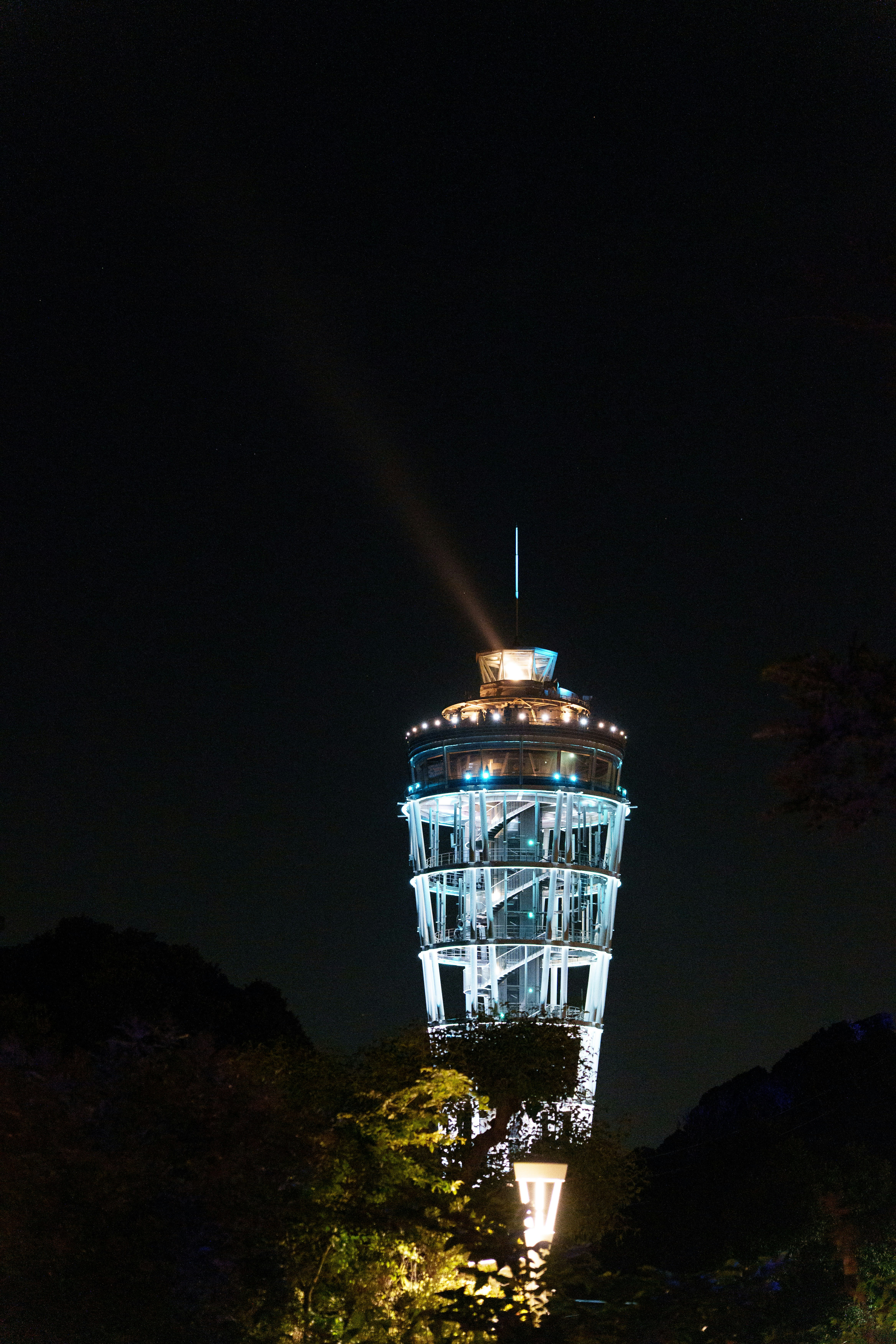 夜晚點亮的江之島海之燈塔