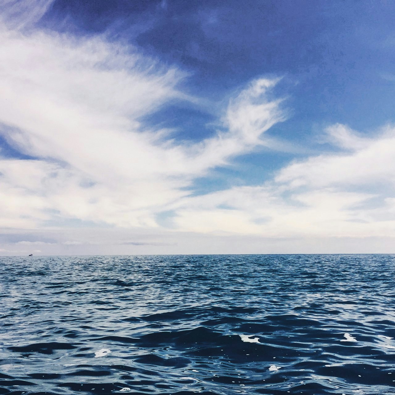 波打つ海面と広がる青空の雲
