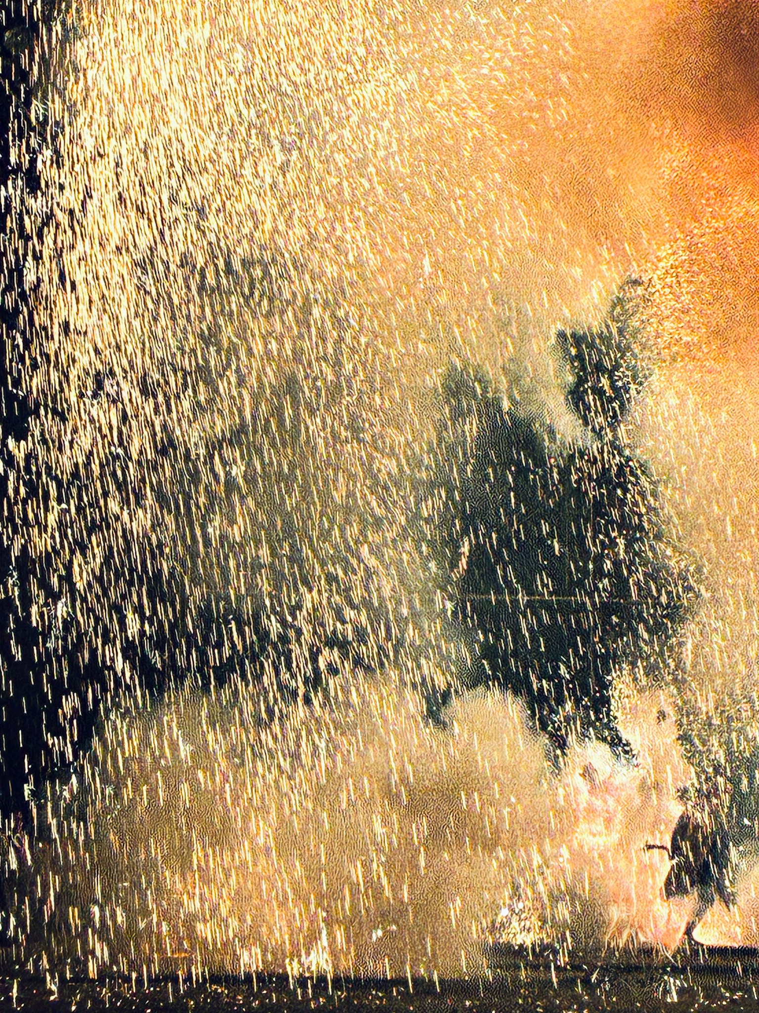 Una scena affascinante di scintille e schizzi d'acqua