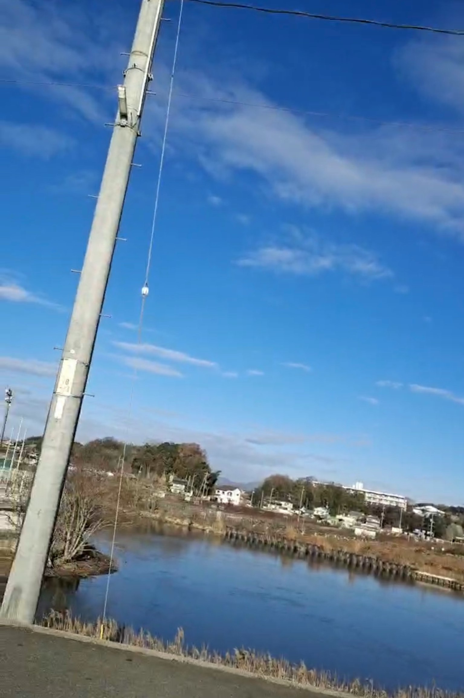 蓝天之下有电线杆的河流风景