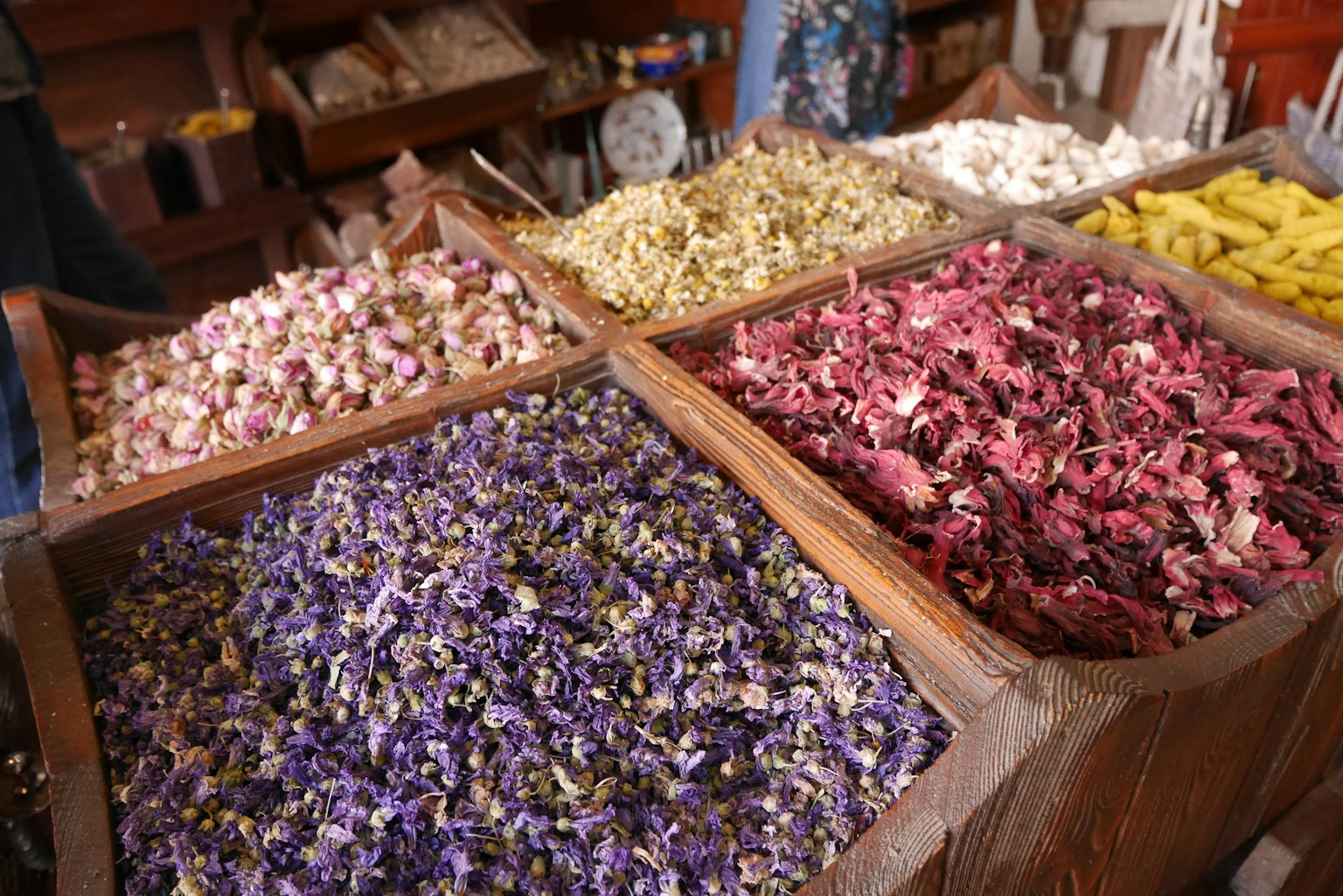 Boîtes en bois remplies de fleurs séchées colorées