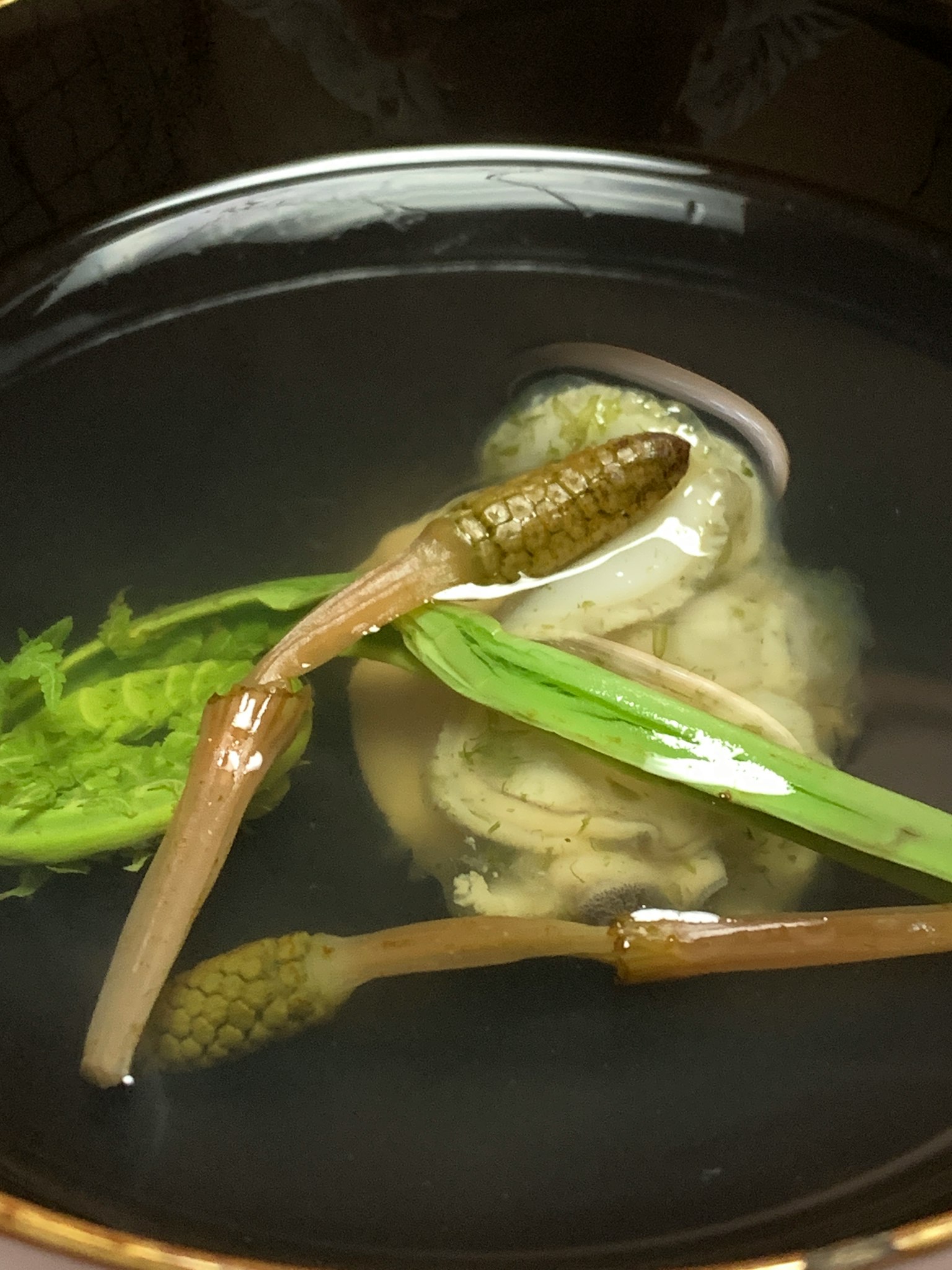 水中漂浮的芦笋和蔬菜