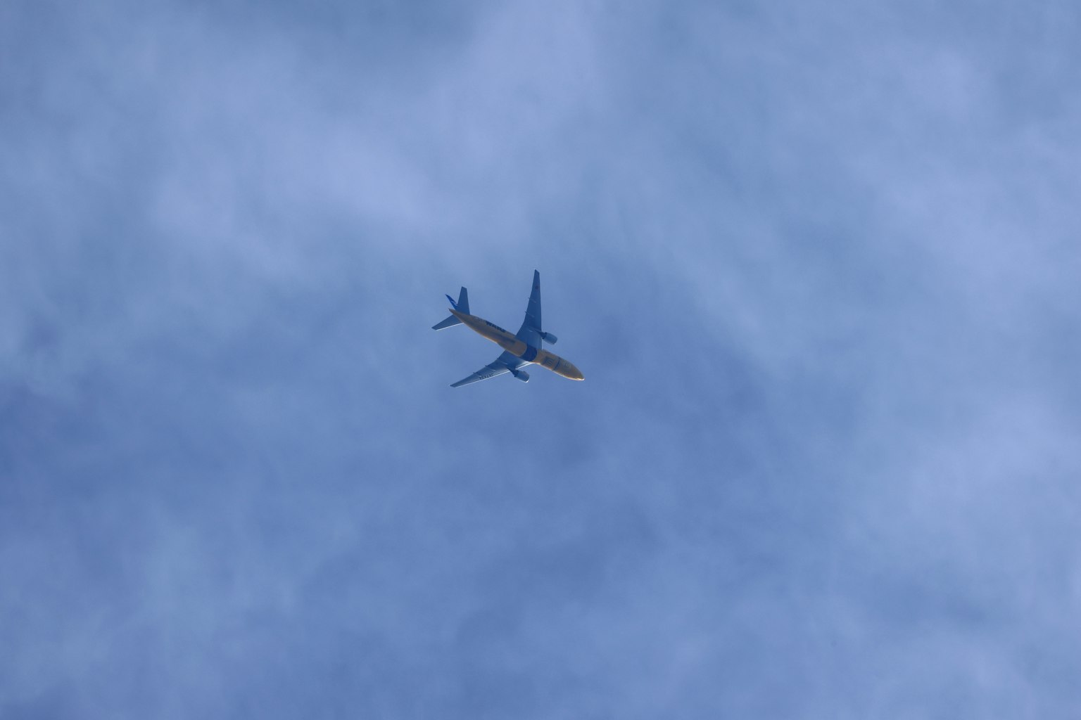 Avion volant dans un ciel bleu