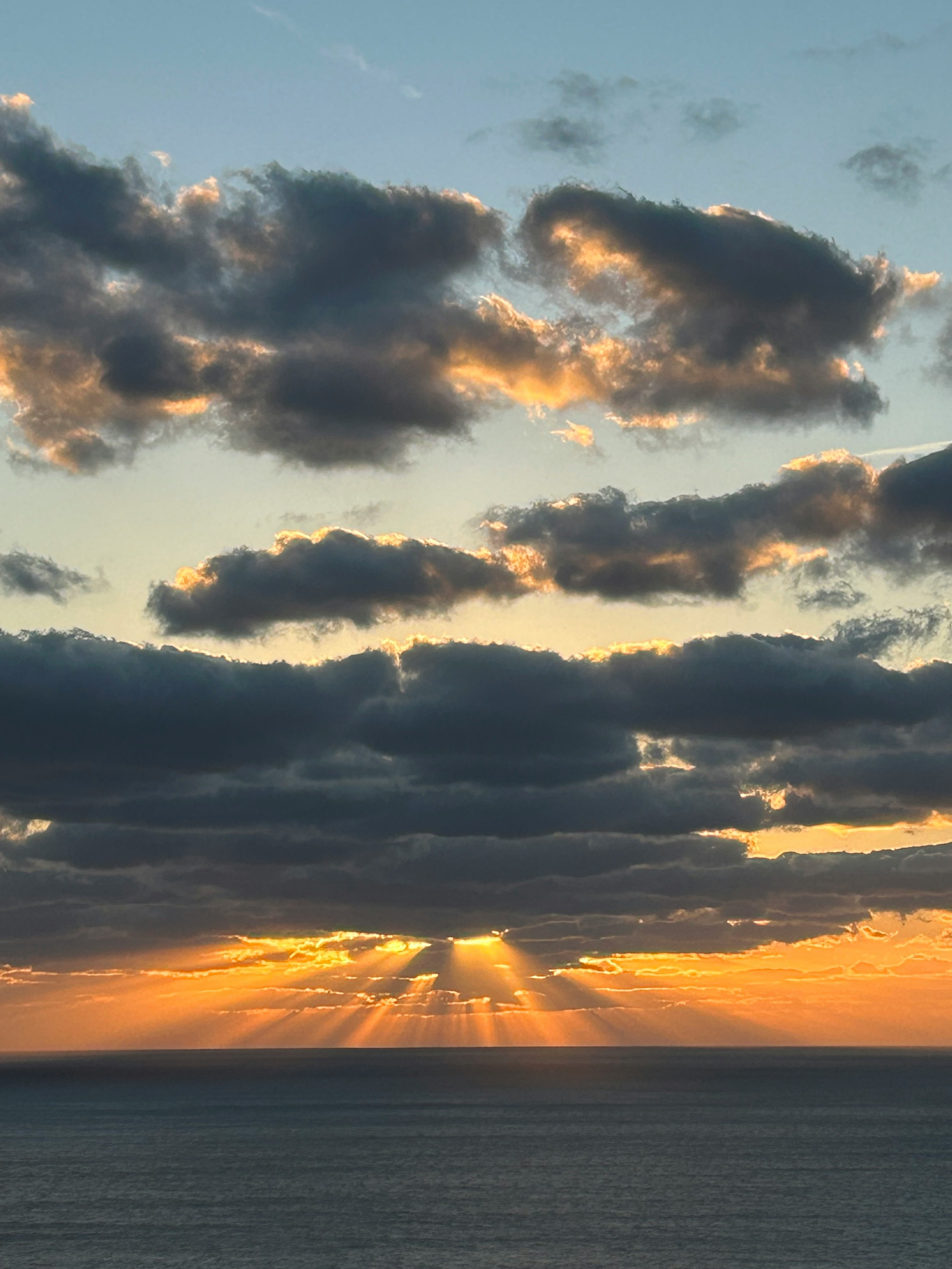 夕暮れの海に浮かぶ雲のドラマチックな空景
