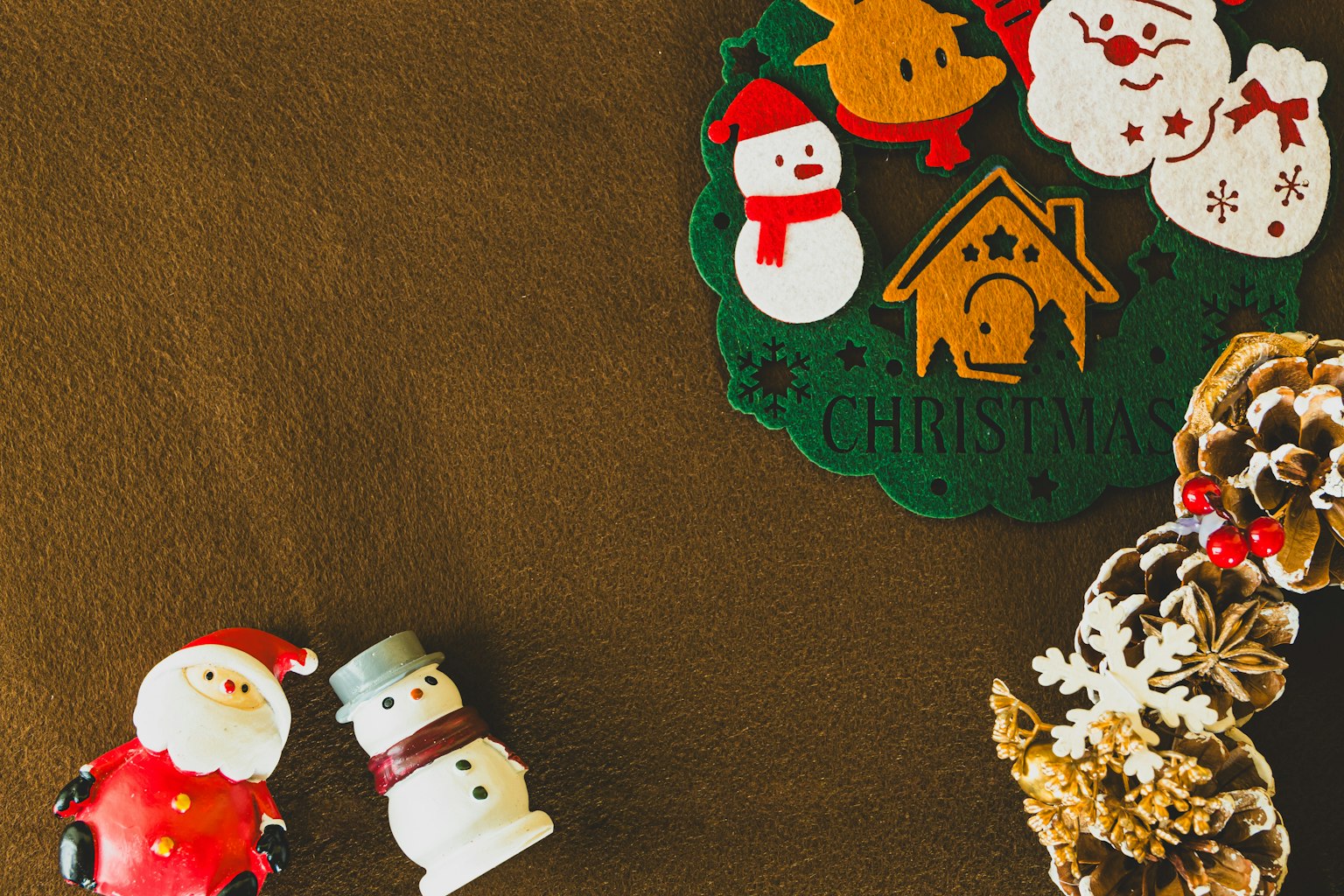 Trang trí Giáng sinh với tượng ông già Noel và người tuyết