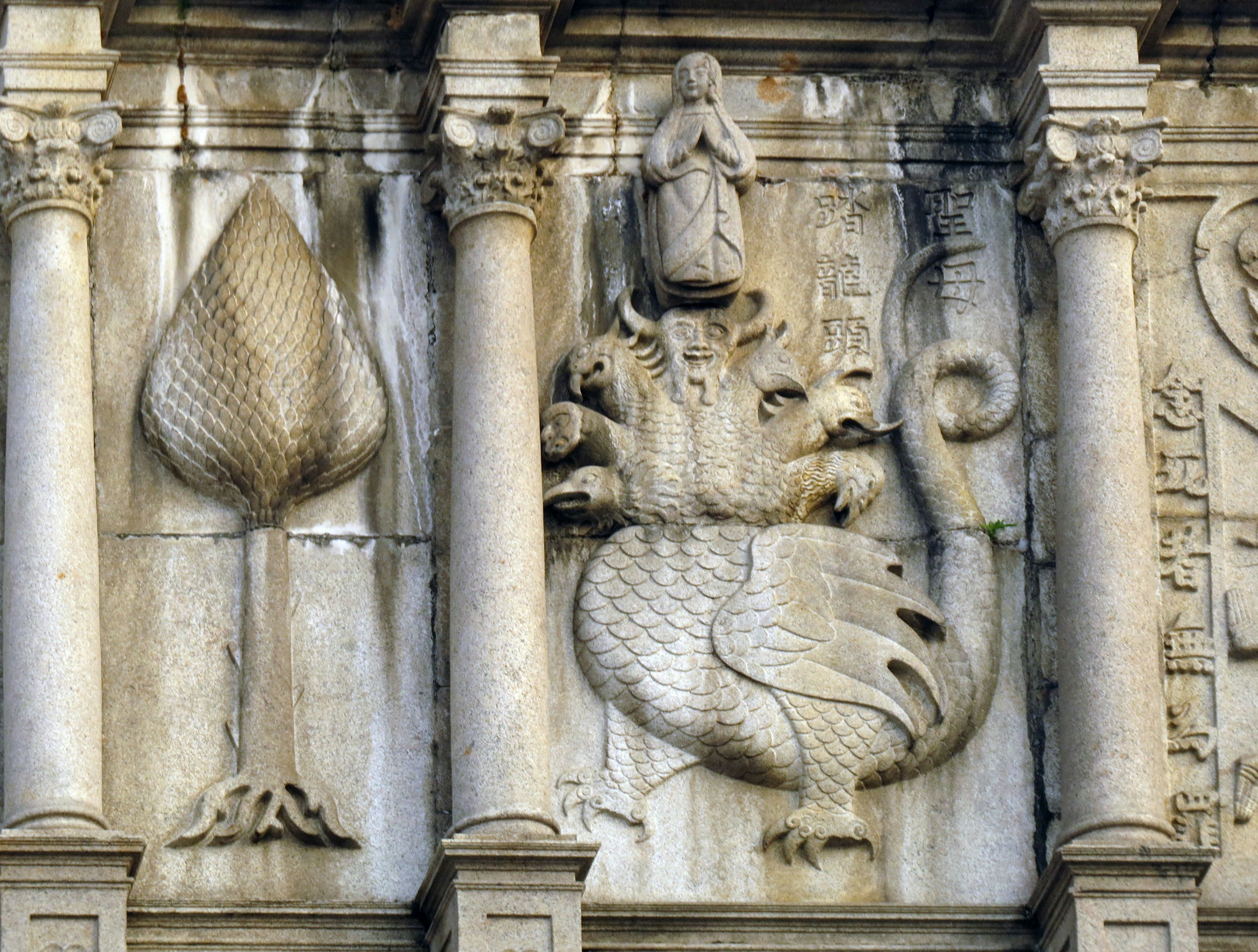 bas-relief sculpté sur un mur en pierre