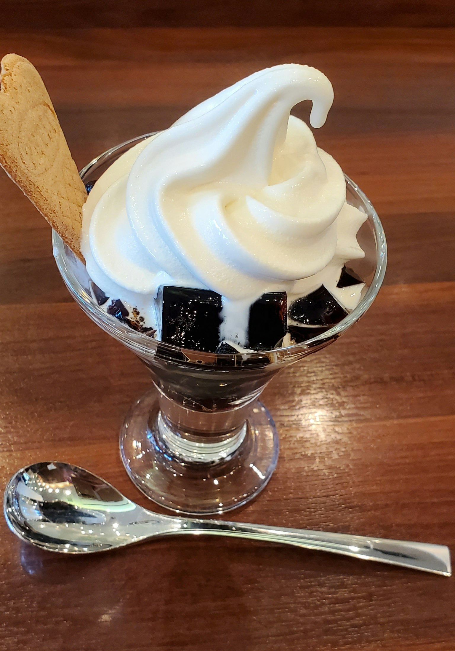 玻璃杯中的奶油和果冻甜点冰淇淋