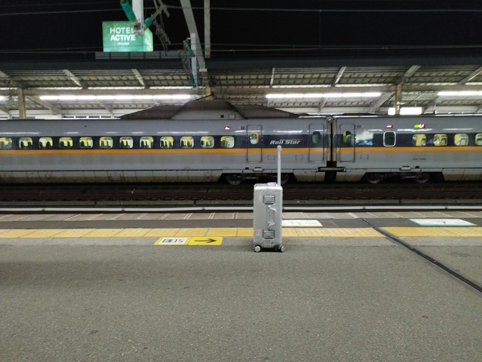 車站月台上的行李箱和背景中的大象主題列車
