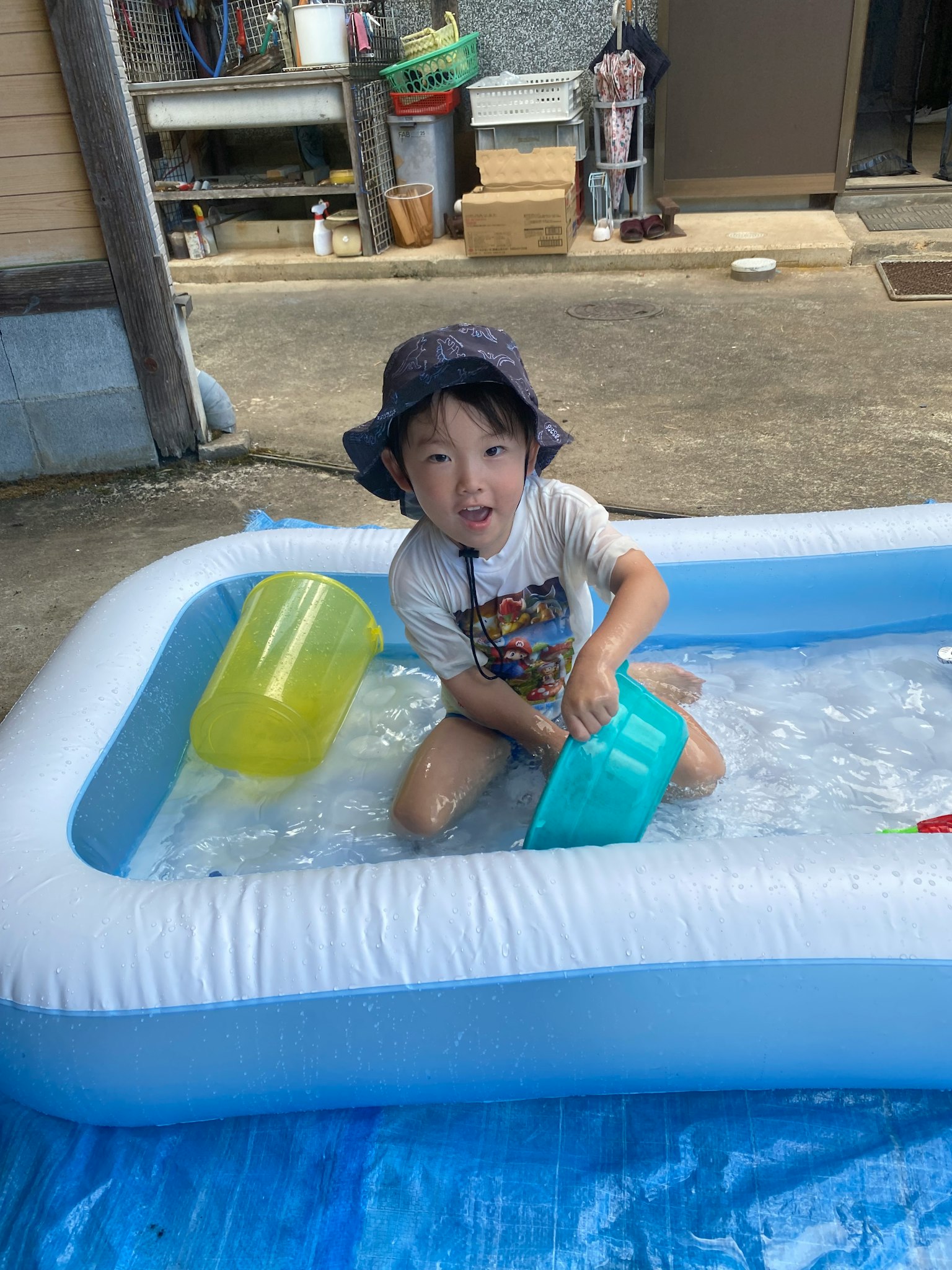 Anak bermain di kolam renang inflasi