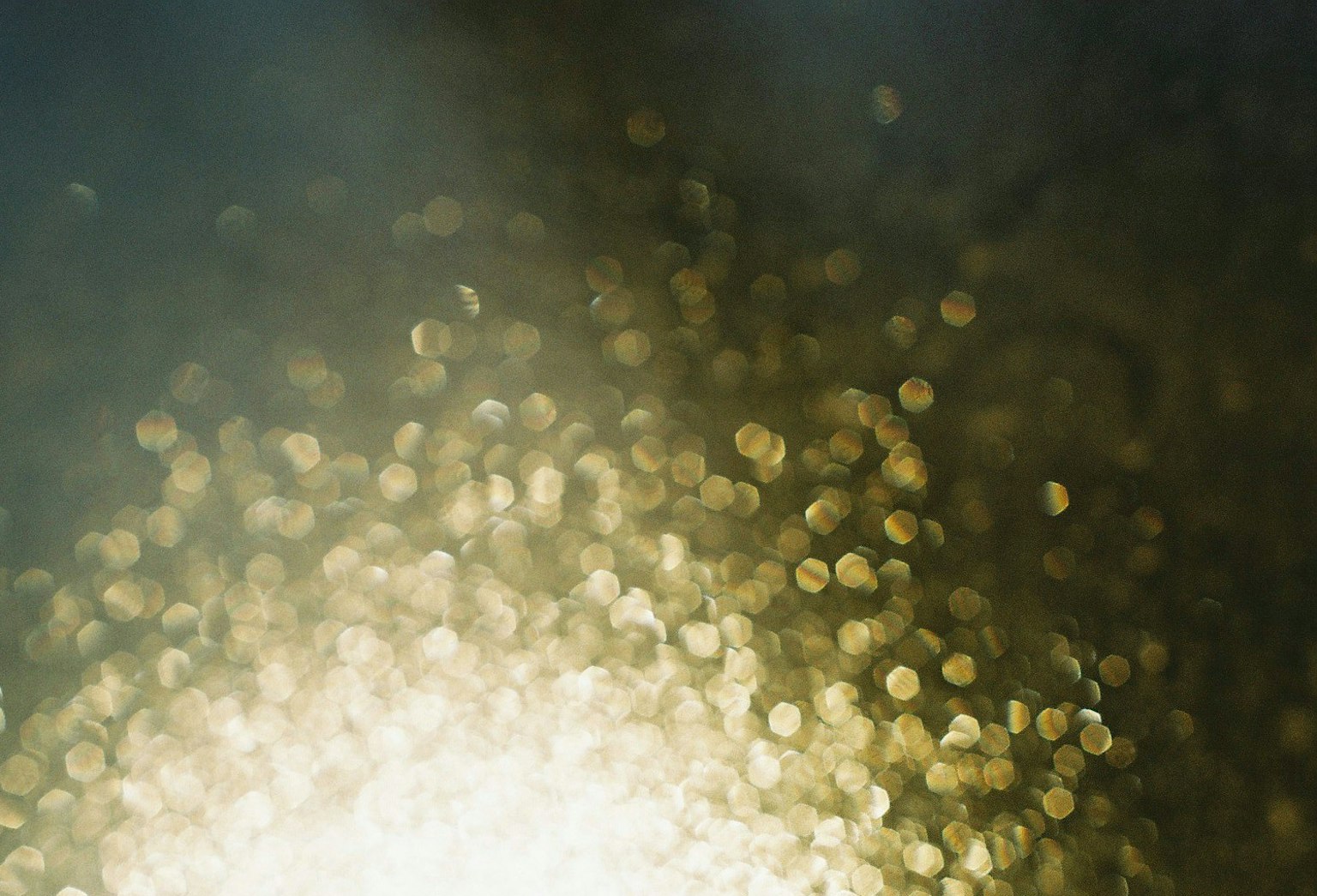 Sfondo astratto con macchie di luce dorata sparse