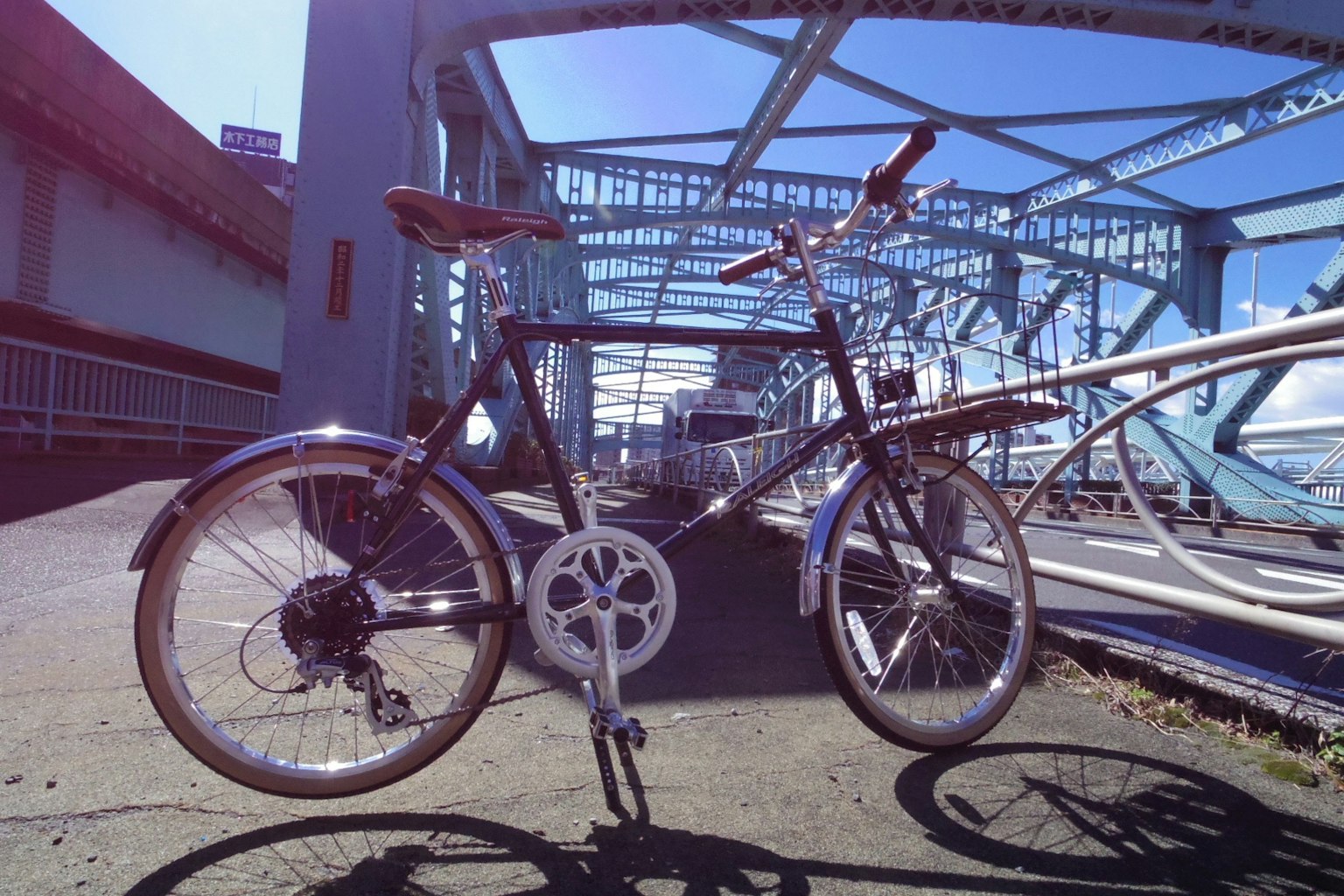 Bicicletta posizionata su un ponte sotto un cielo azzurro