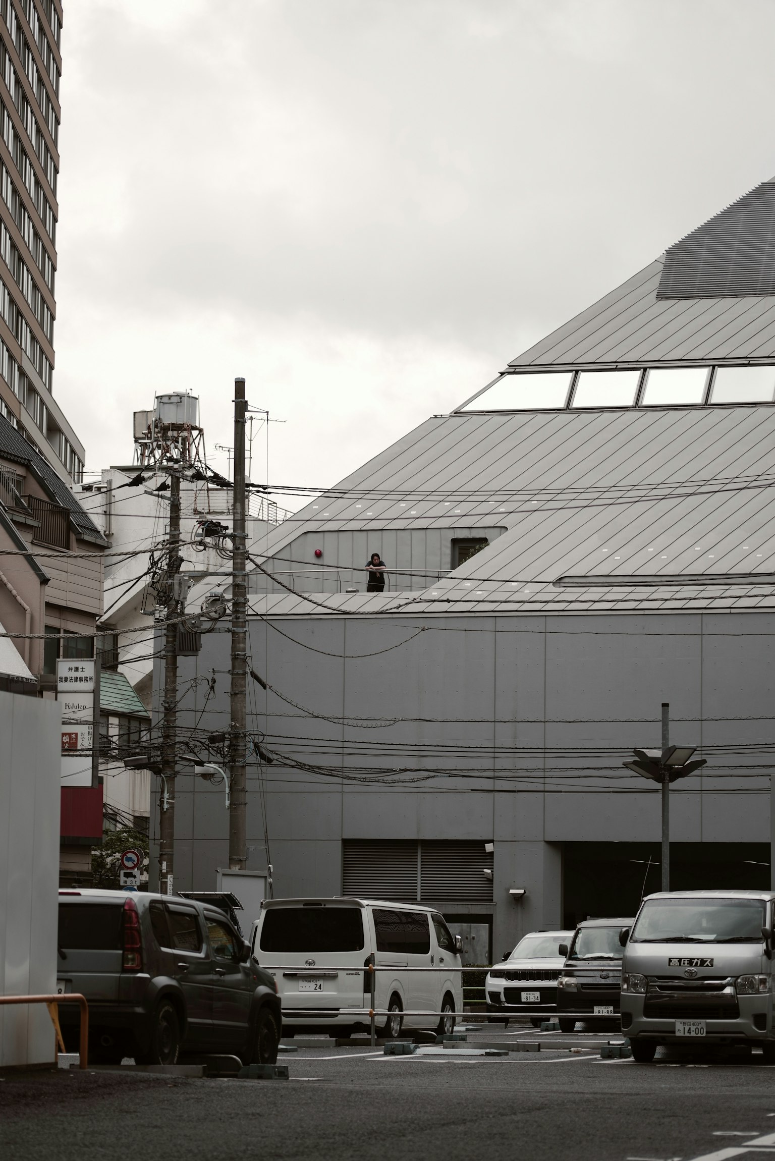 Städtische Szene mit einem grauen Gebäude und einem pyramidenförmigen Dach