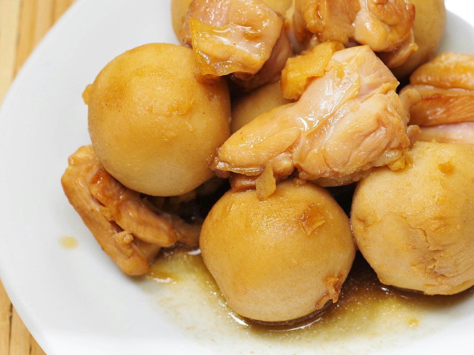 Une assiette de poulet et d'œufs durs dans une sauce savoureuse
