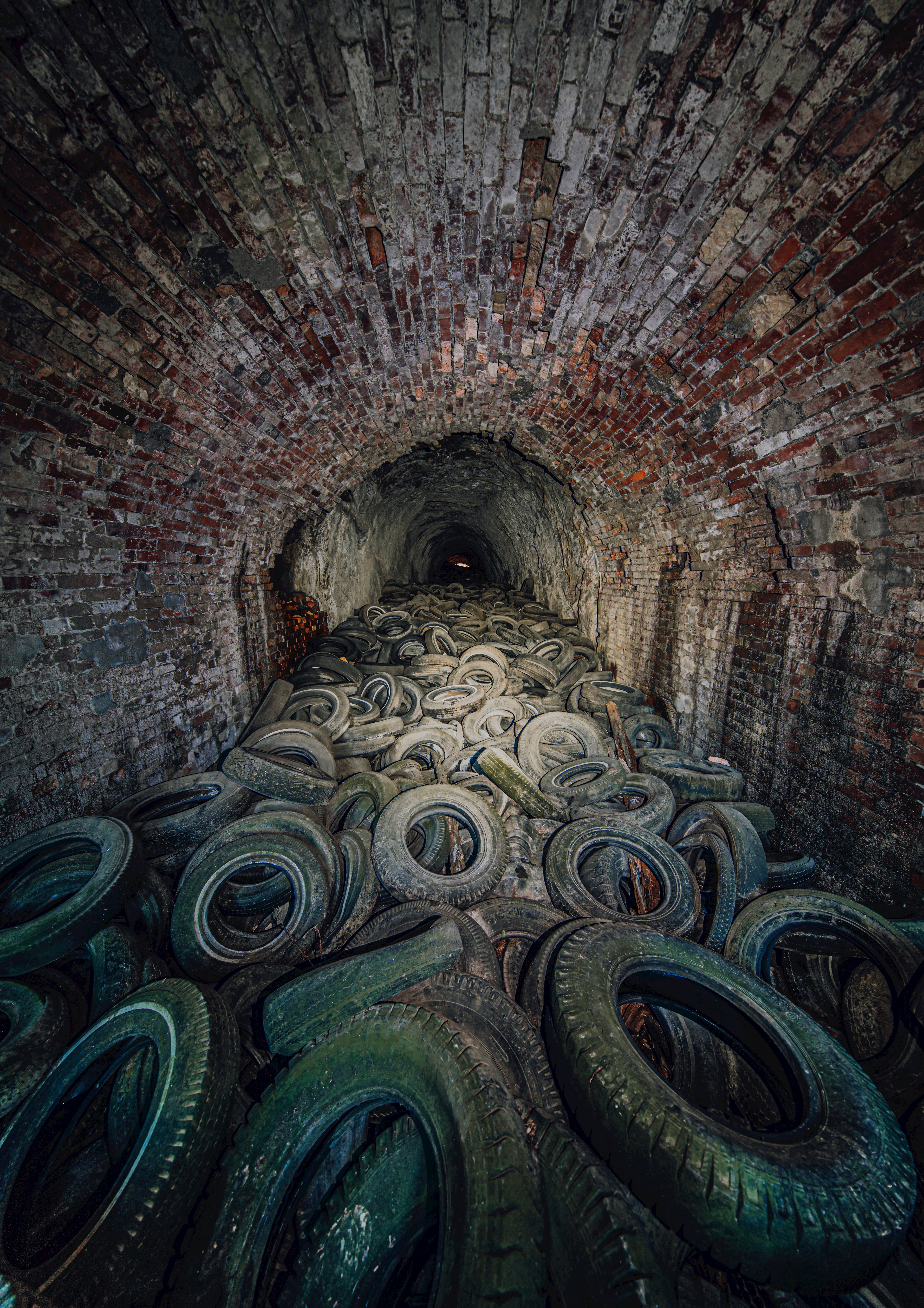 Reifenstapel in einem verfallenen Ziegel-Tunnel
