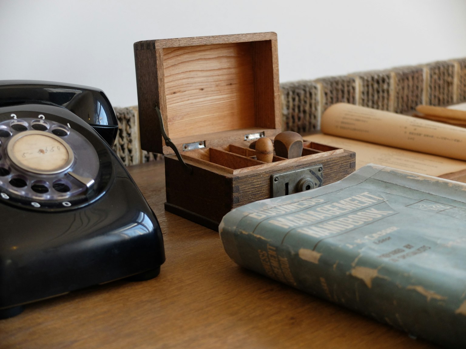 Điện thoại cổ điển và hộp gỗ trên bàn retro