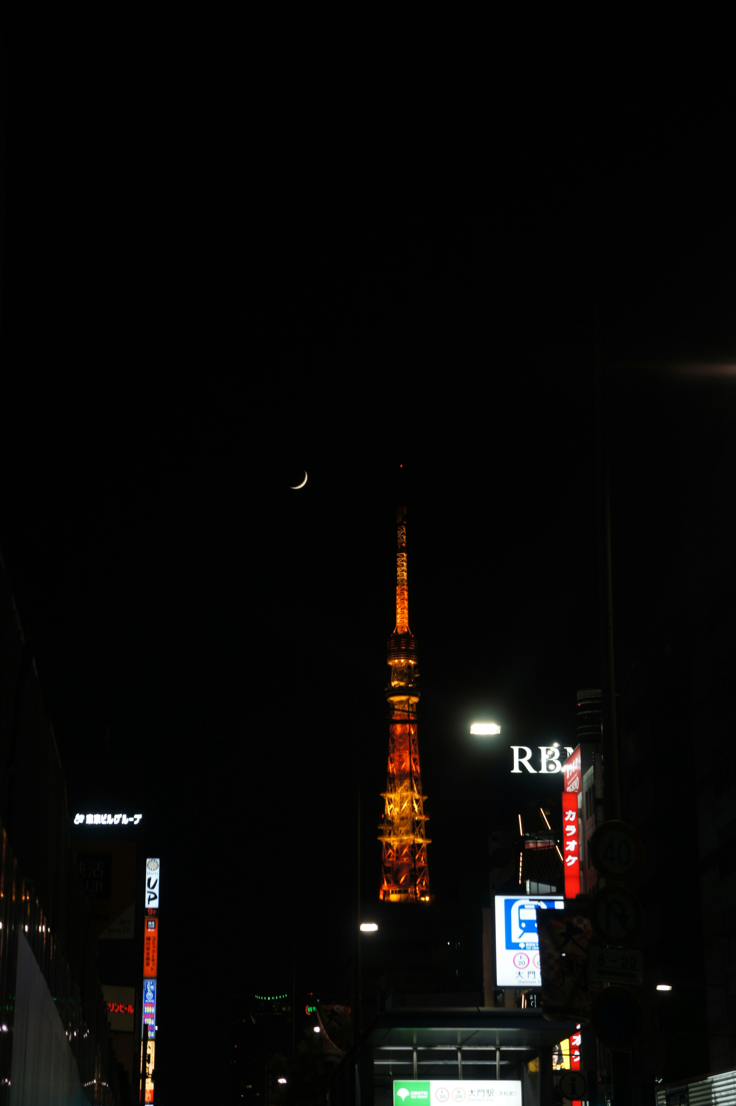 夜の街並みと東京タワーのシルエット