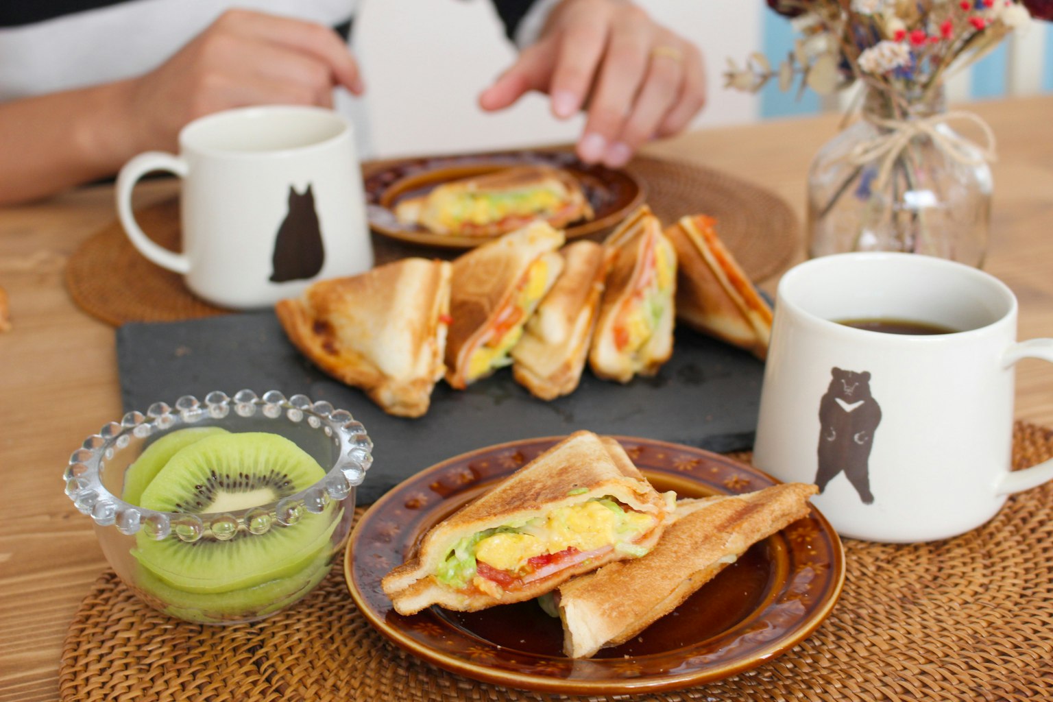 Scena di colazione con panini e tazze di caffè su un tavolo