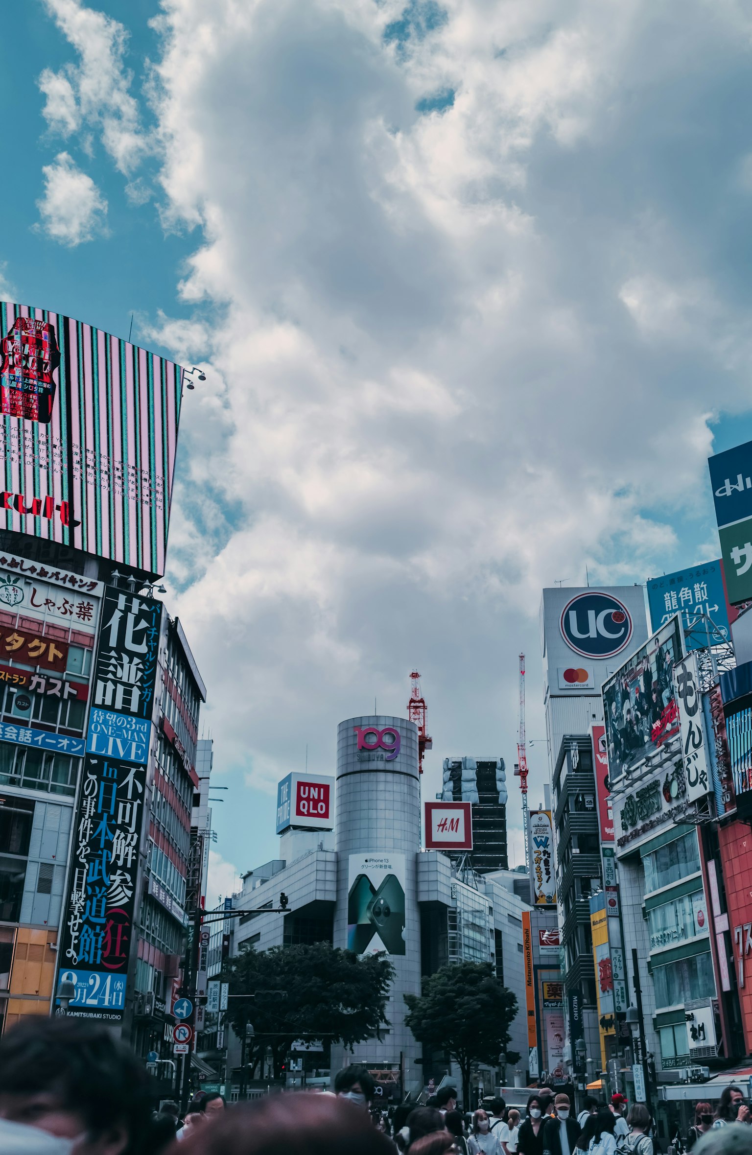澀谷市景與藍天中的雲
