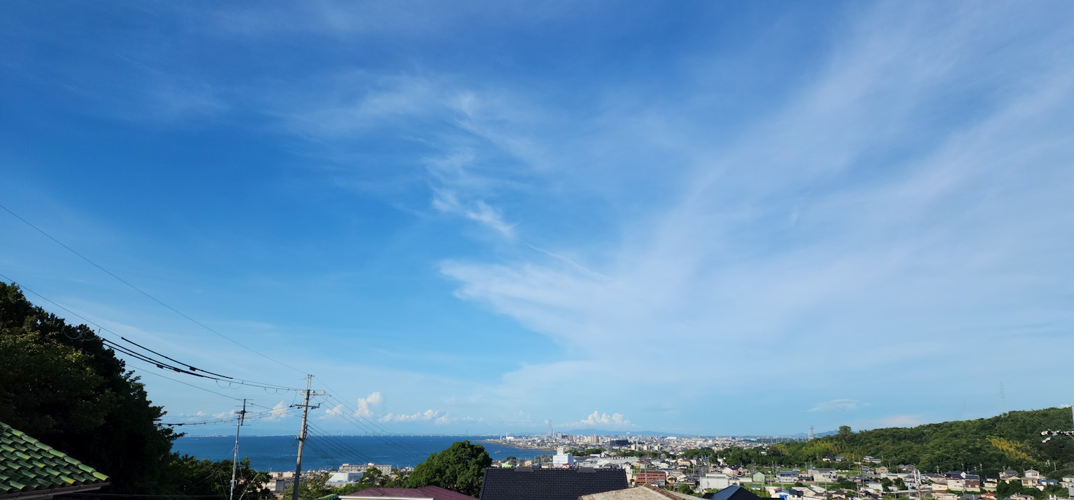 ทิวทัศน์ที่สวยงามมีท้องฟ้าสีฟ้าและชายฝั่งพร้อมเมือง