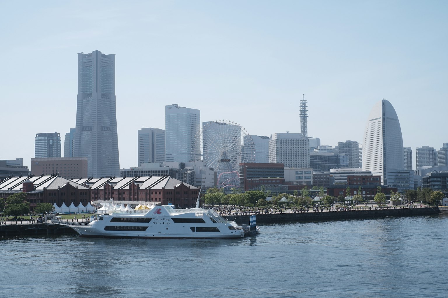 橫濱海岸線和天際線背景下的白色遊艇