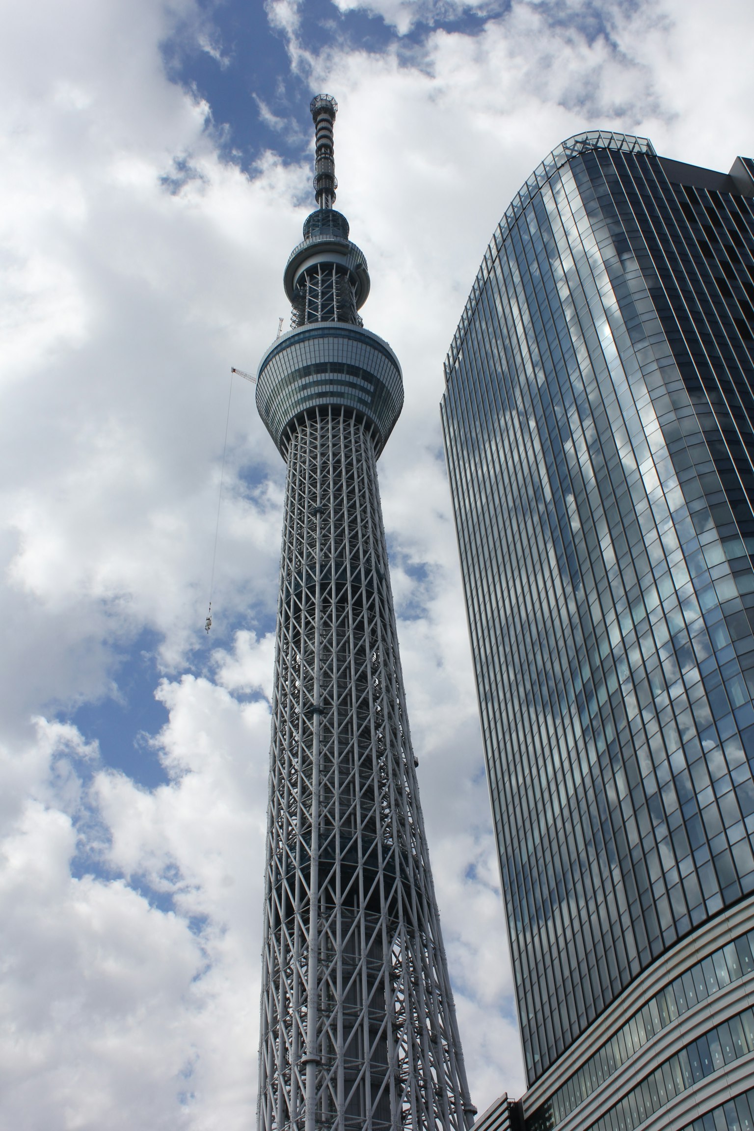 Tokyo Skytree con un edificio moderno en primer plano